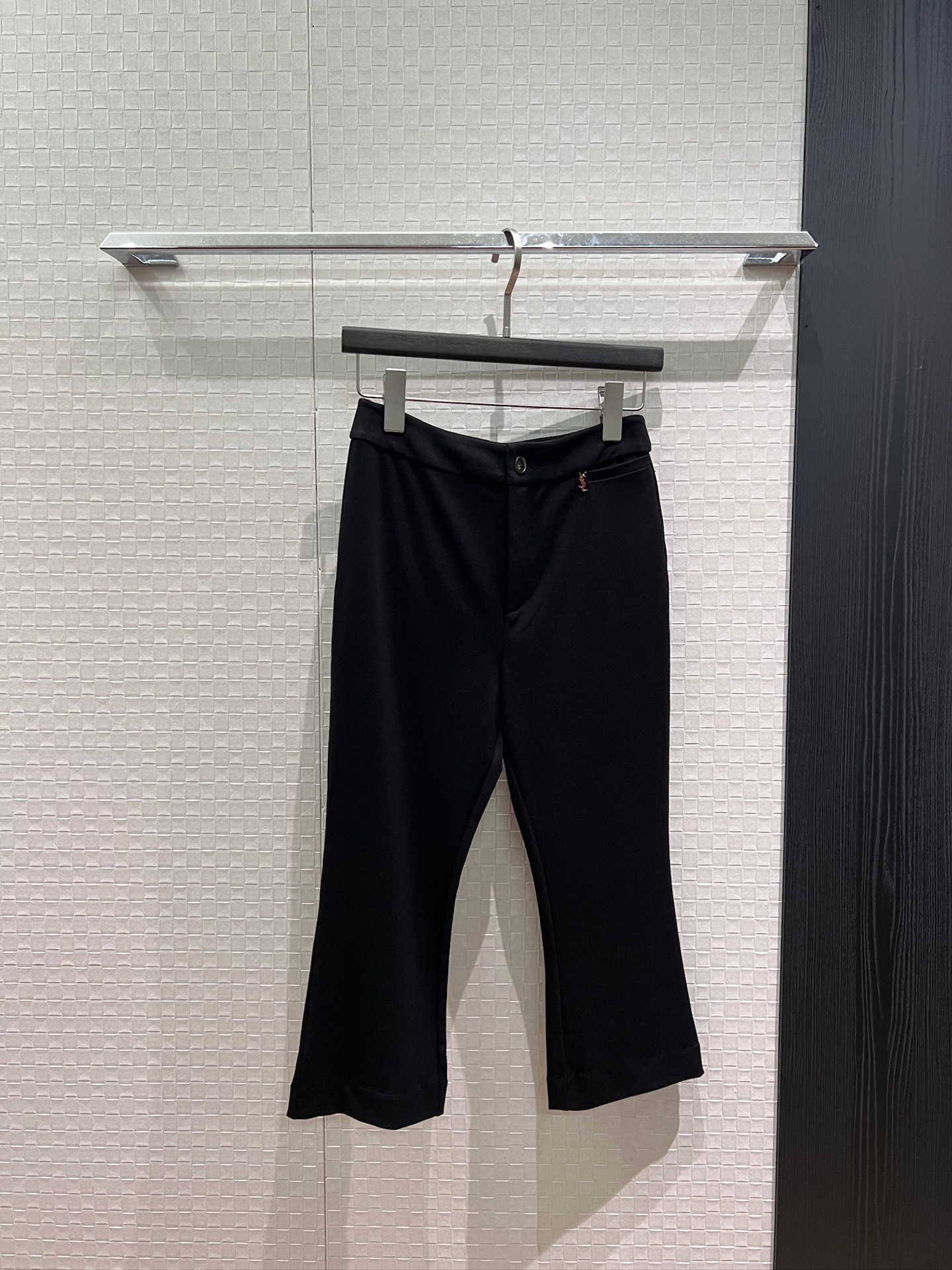 NO:911595,New Ysl slim fit micro-flared six-point pants with small logo decoration, simple and fashionable, versatile temperament, a must-have for slimming SML,,saint laurent,19860909新款Ysl 修身微喇叭六分裤小logo装饰 简约时尚 气质百搭 显瘦必备SML,,saint laurent,,Women's clothing