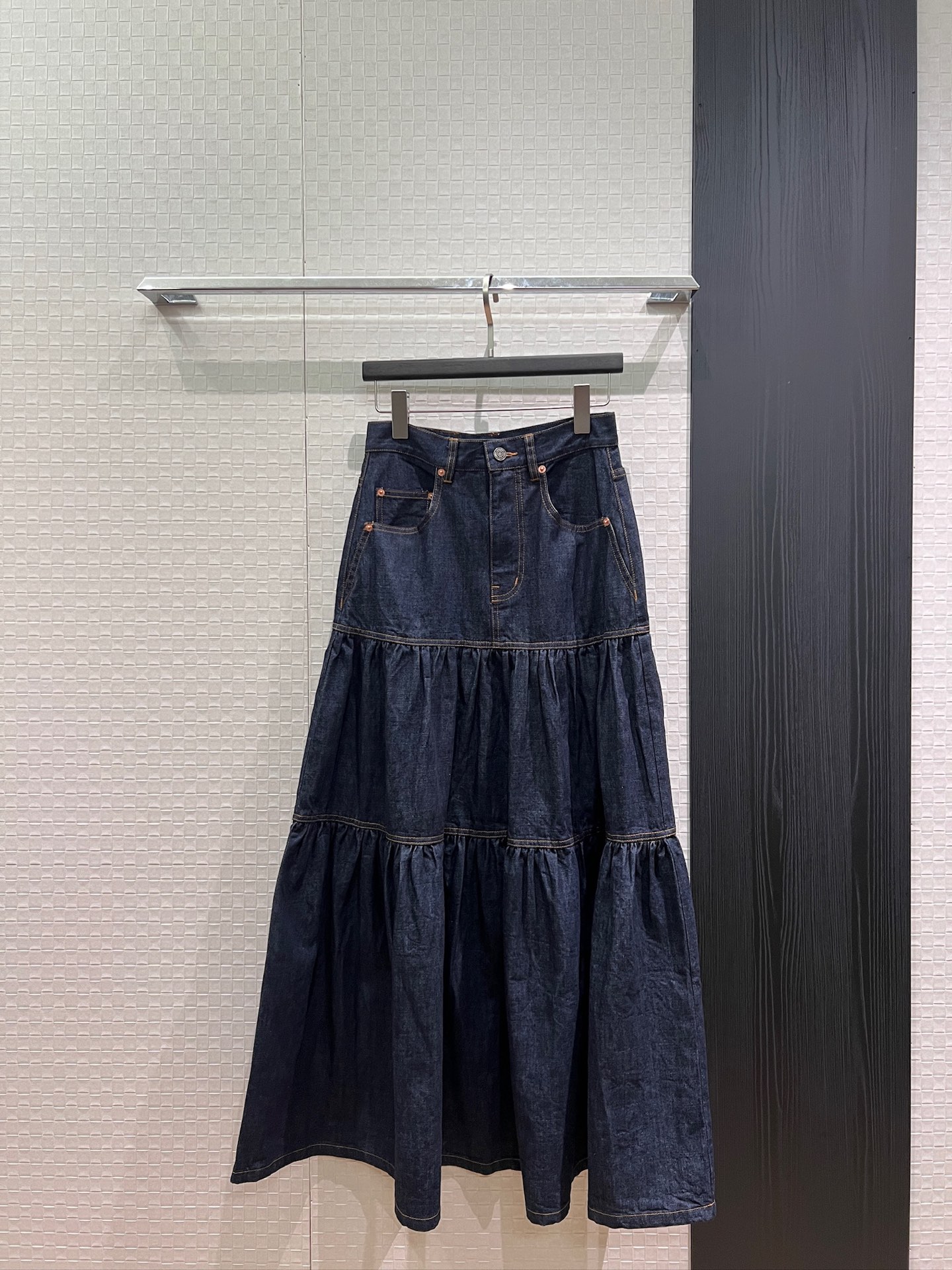 NO:911570,New early autumn denim original color splicing denim cake skirt. High-waisted long skirt with wide swing can be worn as a tube top skirt. A must-have for vacation and leisure to look slim and slim. SML,,skirts,19860909新款早秋 丹宁原色拼接牛仔蛋糕半裙 高腰大摆长裙可作抹胸裙穿搭 度假休闲必备显瘦修身 SML,,skirts,,Women's clothing