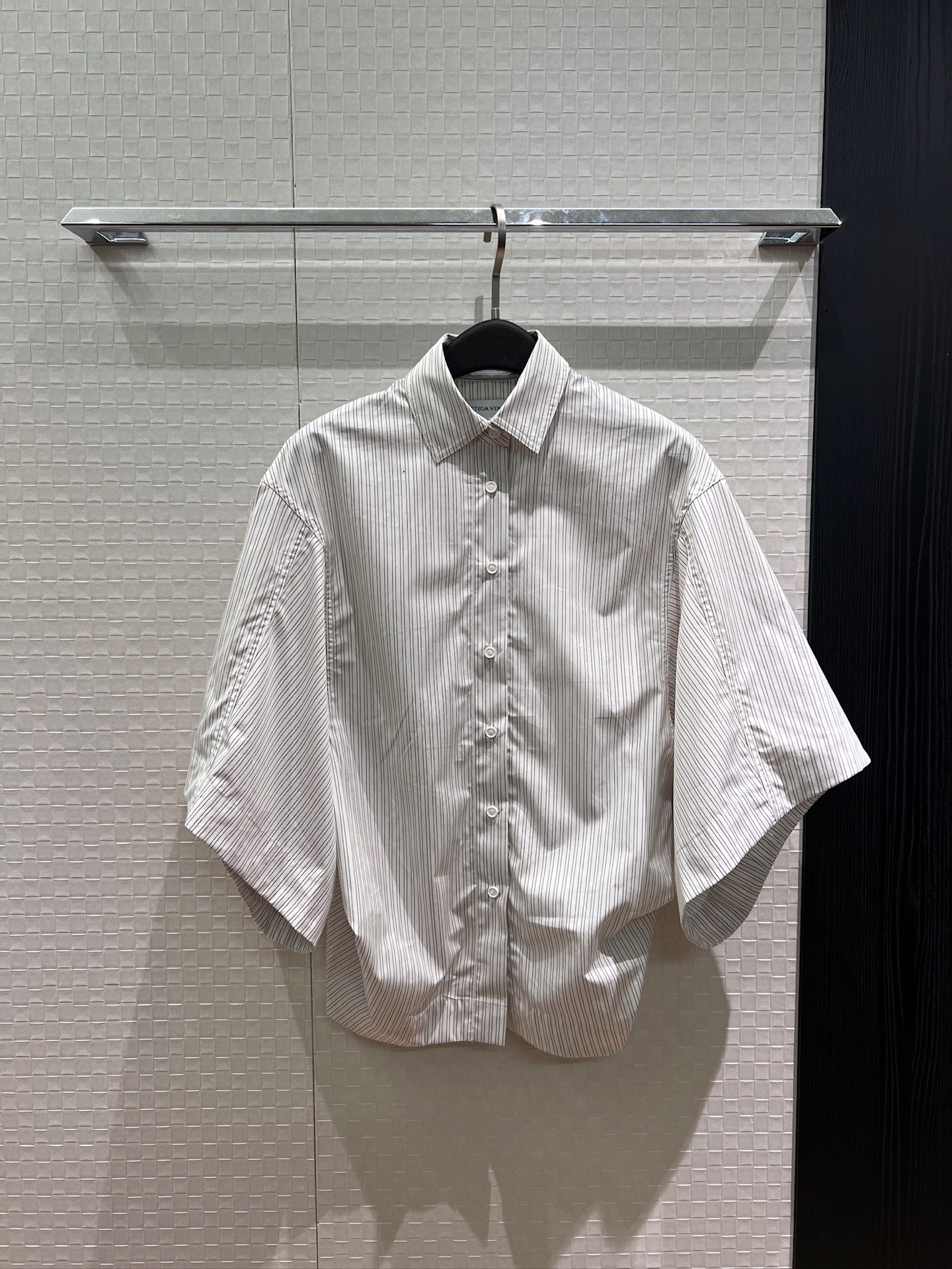 NO:911564,New Bv early autumn light striped silhouette shirt, loose silhouette, dropped shoulders and three-quarter sleeve design, stylish and simple with a lazy feel, refreshing, slim and versatile SML,,bottega veneta,19860909新款Bv早秋 浅条纹廓形衬衣宽松廓形落肩五分袖设计 自带慵懒感时尚简约 清爽利落显瘦百搭 SML,,bottega veneta,,Women's clothing