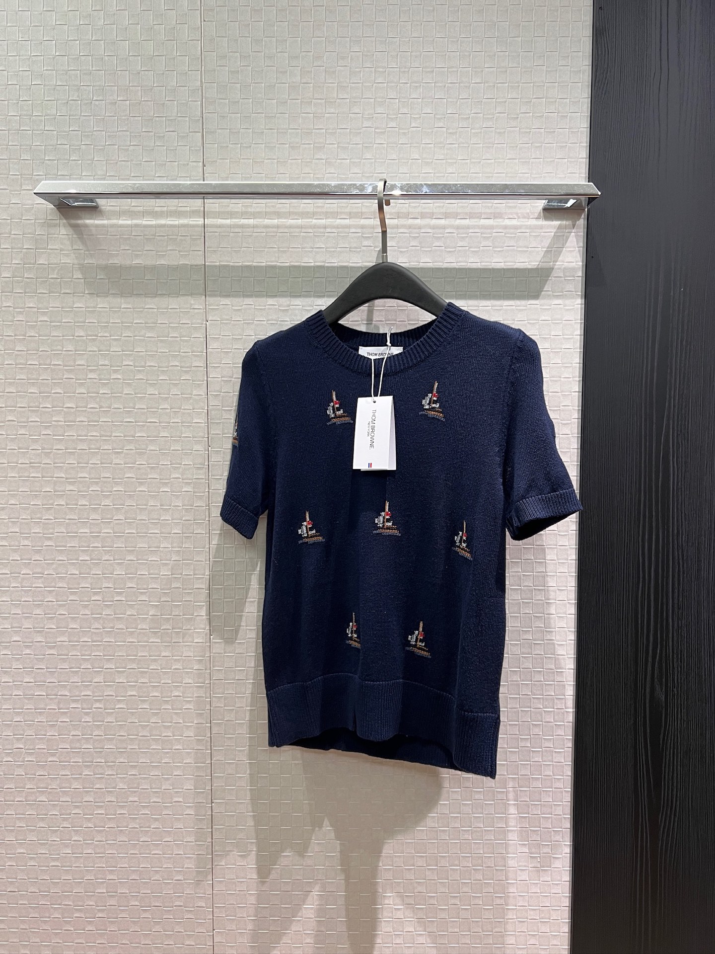 NO:911591,TB's new sailboat embroidered round neck knitted top is simple and casual, versatile for all ages, dark blue and white SML,,19860909TB新款帆船刺绣圆领针织上衣简约休闲 减龄百搭深蓝白色 SML,,,Women's clothing