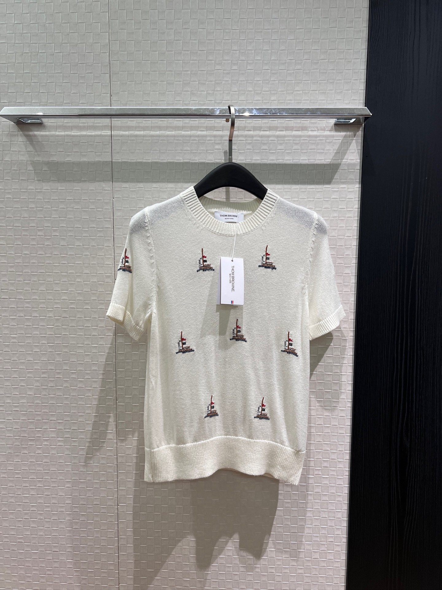 NO:911582,TB's new sailboat embroidered round neck knitted top is simple and casual, versatile for all ages, dark blue and white SML,,19860909TB新款帆船刺绣圆领针织上衣简约休闲 减龄百搭深蓝白色 SML,,,Women's clothing
