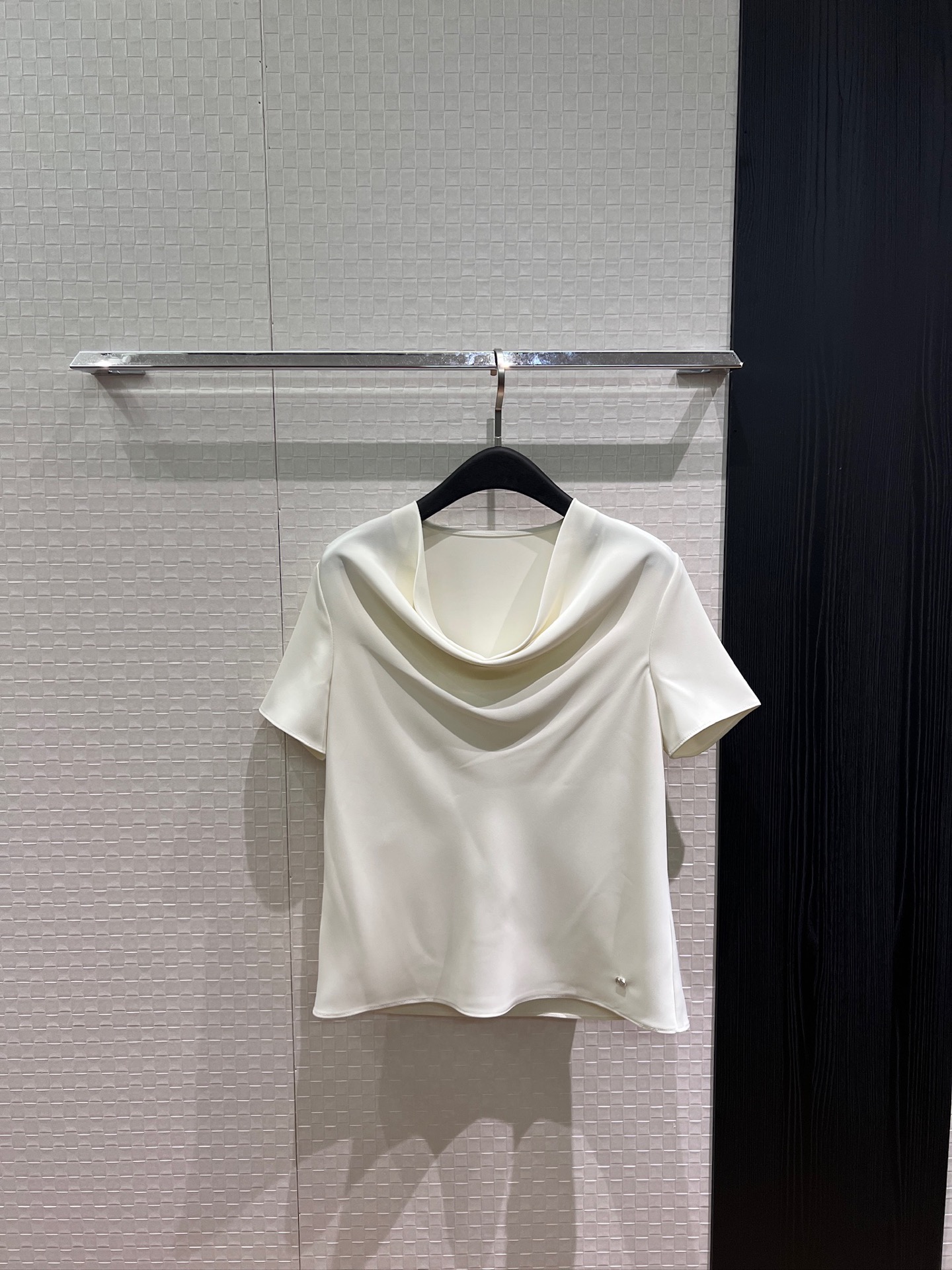 NO:922096,New French romantic style, minimalist swung collar design, short-sleeved top with small CD decoration on the hem, elegant, versatile for commuting and age reduction, S-XL,,T-shirt,19860909新款法式浪漫 极简荡领设计短袖上衣下摆小cd装饰 气质通勤减龄百搭 S-XL,,T-shirt,,Women's clothing