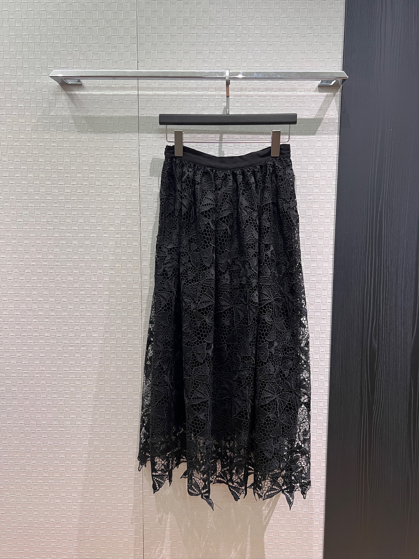 NO:922047,New heavy industry customized bow hollow water-soluble lace skirt, long skirt with high waist and large skirt, positioned for silk elegance, essential for age reduction, black and white SML,,skirts,19860909新款重工定制蝴蝶结镂空水溶蕾丝半裙 长裙高腰大裙摆 定位对丝优雅气质 减龄必备 黑色白色 SML,,skirts,,Women's clothing