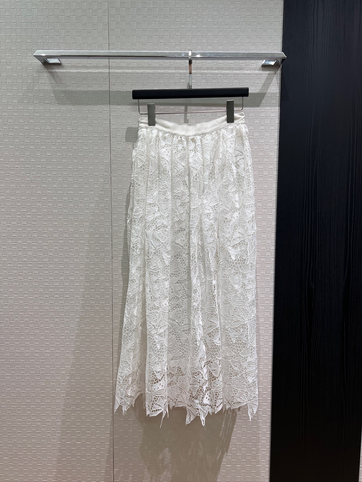 NO:922036,New heavy industry customized bow hollow water-soluble lace skirt, long skirt with high waist and large skirt, positioned for silk elegance, essential for age reduction, black and white SML,,skirts,19860909新款重工定制蝴蝶结镂空水溶蕾丝半裙 长裙高腰大裙摆 定位对丝优雅气质 减龄必备 黑色白色 SML,,skirts,,Women's clothing