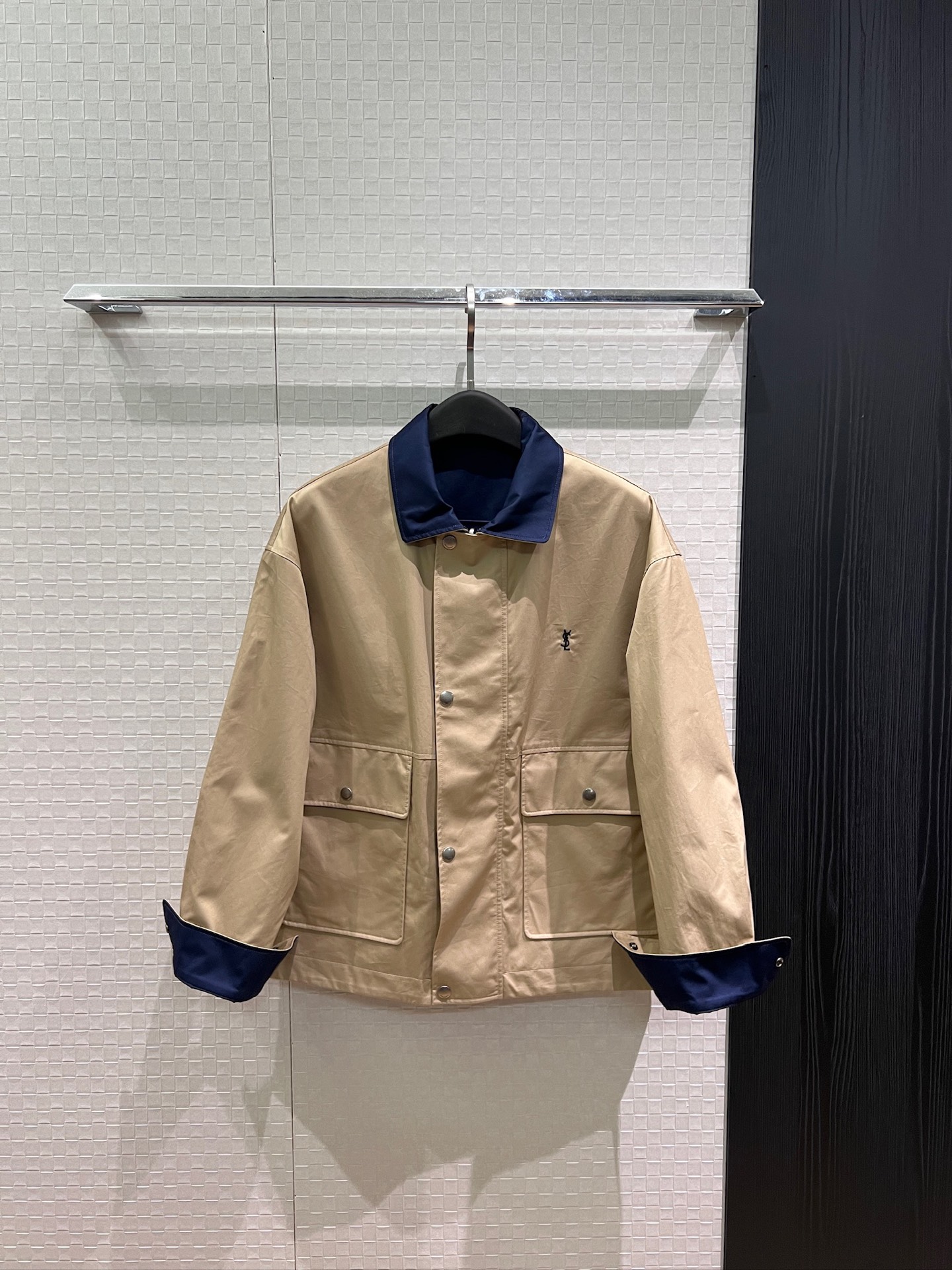 NO:923279,New embroidered Ysl small letter contrasting color reversible lapel jacket loose fit fashionable item handsome silhouette sweet and cool street style large pockets on both sides hardware accessories molding khaki white SML,,saint laurent,jackets & coats,jackets & coats,19860909新款刺绣Ysl 小字母撞色两面穿翻领夹克外套 宽松版型时髦单品 廓形帅气 甜酷街拍两侧大口袋 五金配件开模 卡其白色SML,,saint laurent,jackets & coats,jackets & coats,,Women's clothing