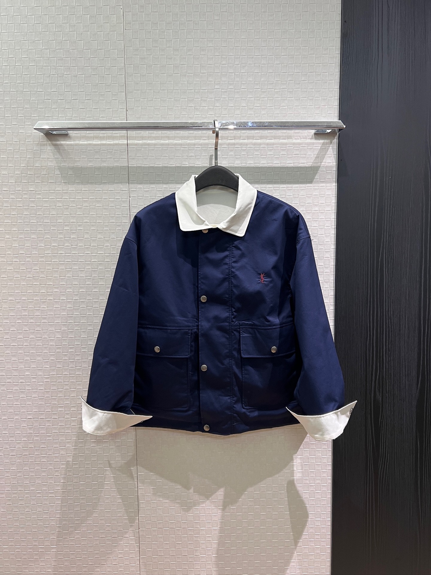 NO:923260,New embroidered Ysl small letter contrasting color reversible lapel jacket loose fit fashionable item handsome silhouette sweet and cool street style large pockets on both sides hardware accessories molding khaki white SML,,saint laurent,jackets & coats,jackets & coats,19860909新款刺绣Ysl 小字母撞色两面穿翻领夹克外套 宽松版型时髦单品 廓形帅气 甜酷街拍两侧大口袋 五金配件开模 卡其白色SML,,saint laurent,jackets & coats,jackets & coats,,Women's clothing