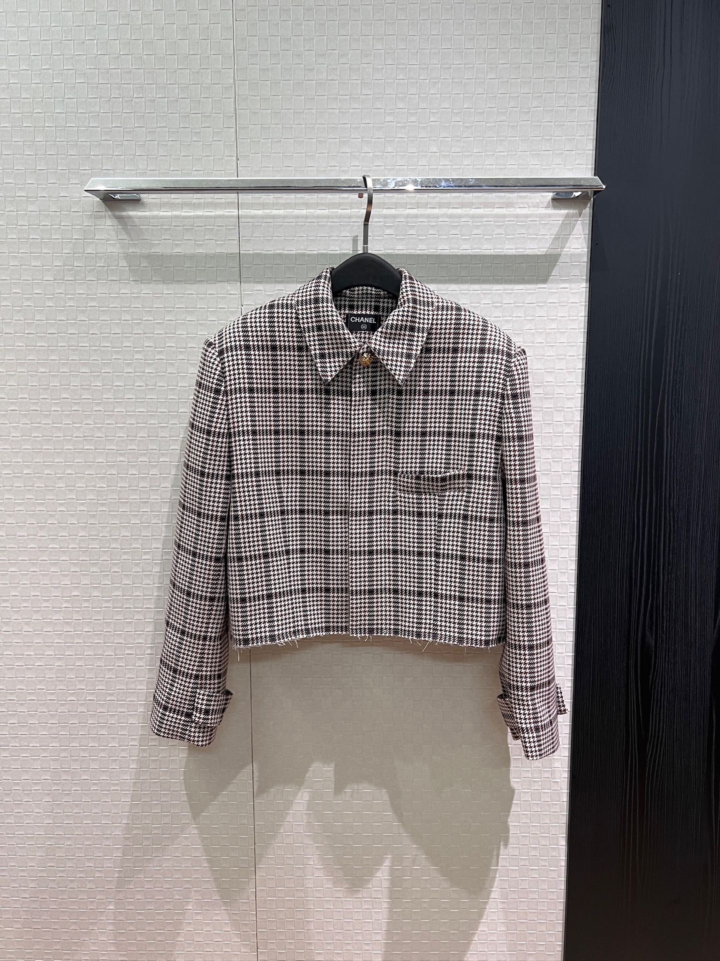 NO:923244,New autumn and winter catwalk style Customized original houndstooth fabric Lapel houndstooth lapel raw edge short coat jacket molded gold buckle Hem chain decoration loose and fashionable Handsome and versatile SML,,jackets & coats,jackets & coats,19860909秋冬新款走秀款 定制原千鸟格面料 翻领千鸟格翻领毛边短款外套夹克开模金扣 下摆链条装饰宽松时尚 帅气百搭 SML,,jackets & coats,jackets & coats,,Women's clothing