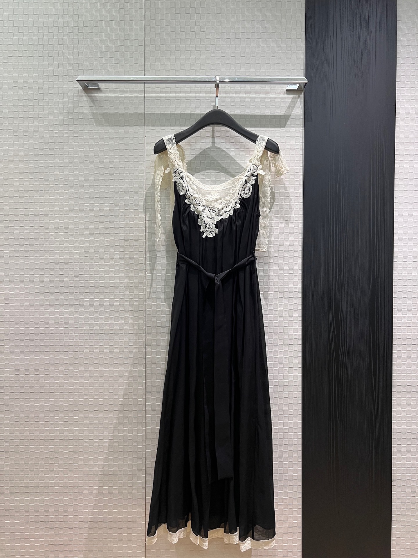NO:923222,The new style of Yang Chaoyue's same style. Heavy-duty custom-dyed lace splicing and Tencel suspender dress. Vacation long dress with lace lace and bow shoulder straps. Adjustable. Belt to tighten the waist to make you slim, elegant and smart. A must-have for little fairies. SML,,skirts,19860909新款杨超越同款 重工定制定染蕾丝拼接天丝吊带连衣裙 度假长裙蕾丝花边系带蝴蝶结肩带可调节 系腰带收腰显瘦飘逸灵动 小仙女必备 SML,,skirts,,Women's clothing