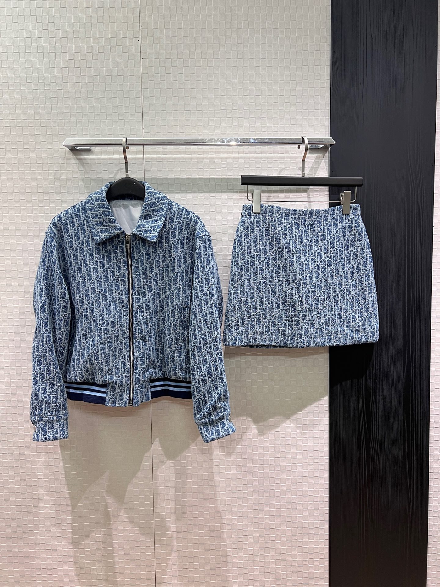 NO:924517,Jacket, skirt, new custom logo jacquard fabric, lapel waisted jacket, hip-covering skirt, pockets on both sides, custom striped hem waisted webbing, denim blue, fashionable and casual, versatile for commuting S-XL,,skirts,jackets & coats,jackets & coats,19860909外套 半裙p新款定制logo提花面料 翻领收腰夹克外套包臀半裙 两侧有口袋定制条纹下摆收腰织带 牛仔蓝 时尚休闲 通勤百搭 S-XL,,skirts,jackets & coats,jackets & coats,,Women's clothing