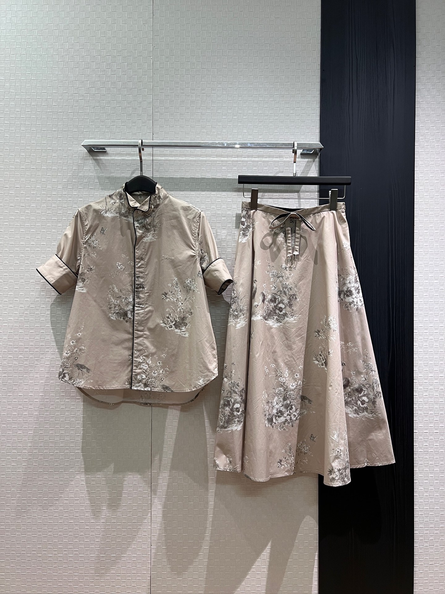 NO:924502,Shirt, skirt, new retro floral, small lapel, printed short-sleeved shirt, CD bow, A-line umbrella skirt, skirt with pockets on both sides, top short in front and long in back, can be worn as one set or separately S-XL,,skirts,T-shirt,19860909衬衣 半裙新款复古小碎花小翻领印花短袖衬衣CD蝴蝶结A字伞裙半裙 两侧有口袋 上衣前短后长可一套或分开搭 S-XL,,skirts,T-shirt,,Women's clothing