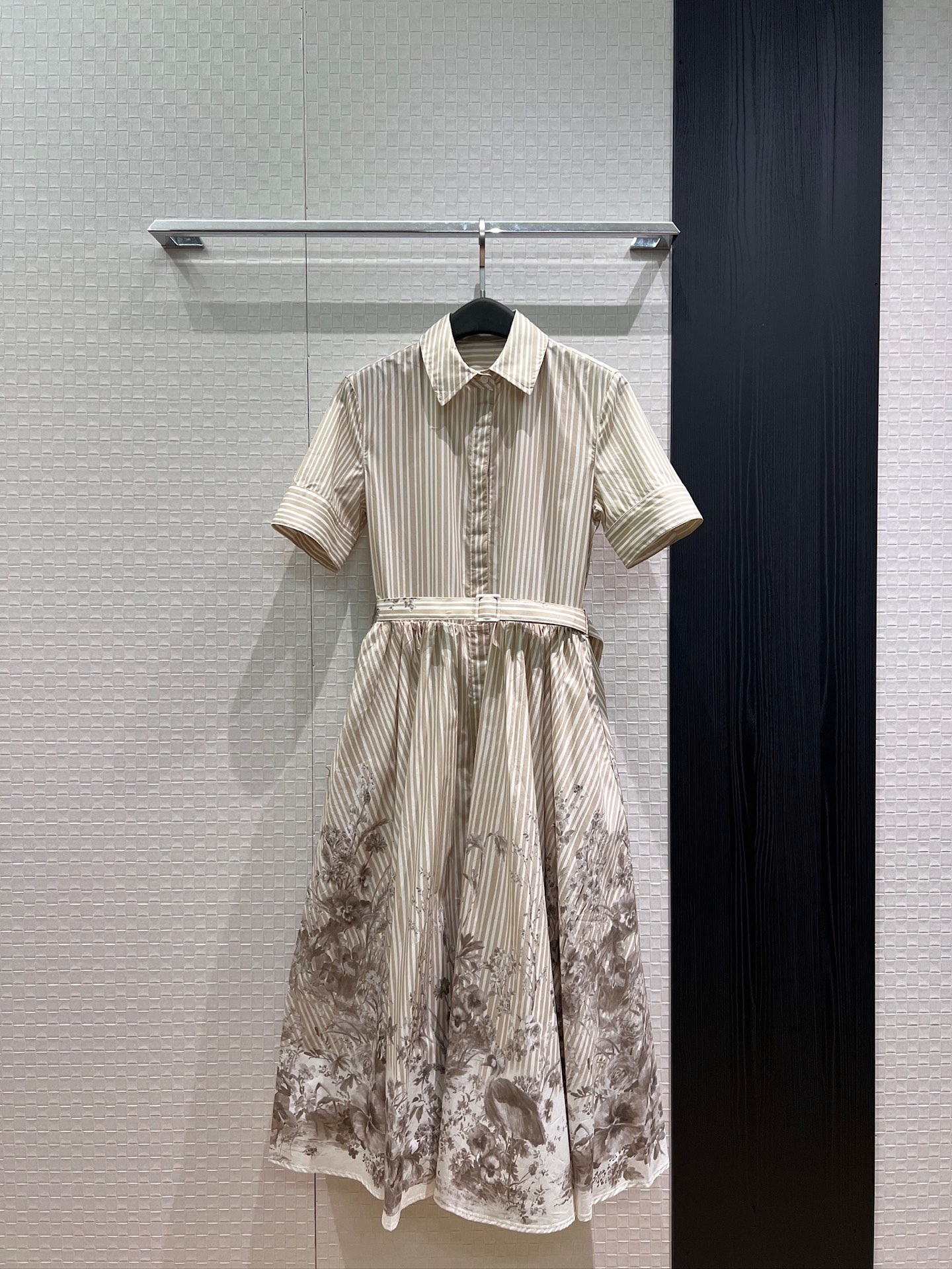 NO:924485,New striped positioning retro print Lapel short-sleeved dress Long skirt pleated waist large skirt Same color belt waist decoration Pockets on both sides for vacation and age reduction Casual fashion S-XL, skirts, T-shirt,19860909新款条纹定位复古印花 翻领短袖连衣裙 长裙褶皱收腰大裙摆 同色腰带收腰装饰 两侧有口袋度假减龄 休闲时尚 S-XL,,skirts,T-shirt,,Women's clothing