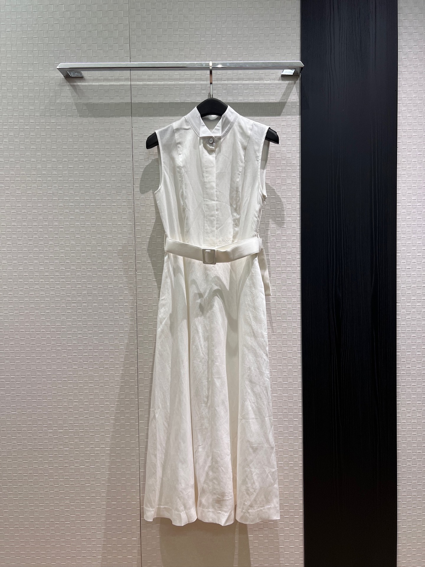 NO:924533,New white linen sleeveless vest dress with stand-up collar. The long skirt is tied with a belt to control the waist. Embroidered logo letters on the waist. There are pockets on both sides, fashionable and elegant, and elegant for commuting. S-XL,,skirts,19860909新款白色亚麻立领无袖背心连衣裙 长裙系腰带收腰装饰 腰围刺绣logo字母 两侧有口袋时尚优雅 气质通勤 S-XL,,skirts,,Women's clothing