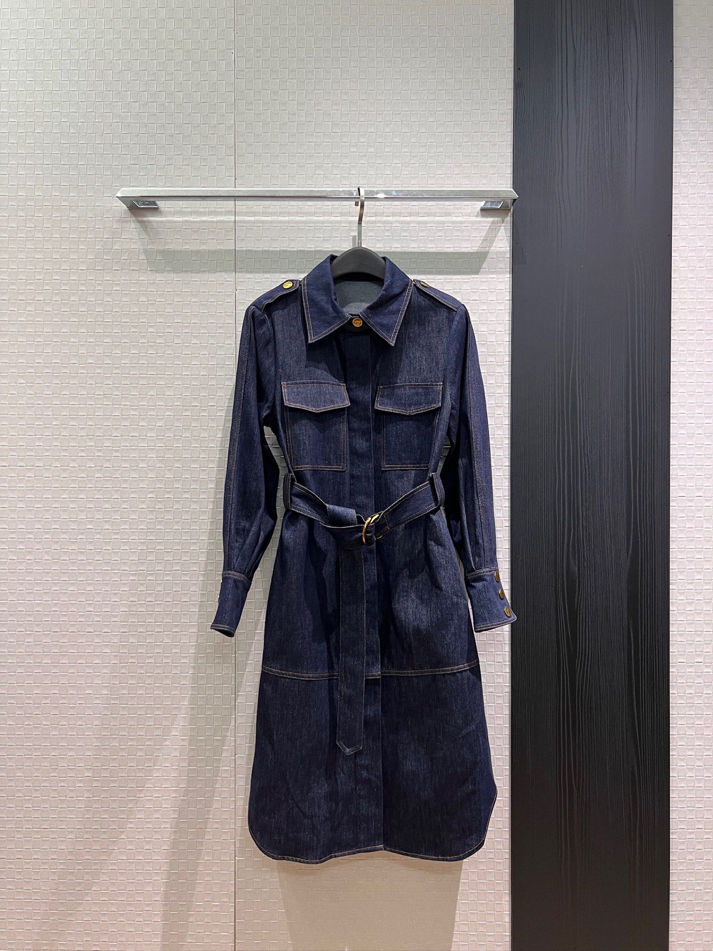 NO:924505,New arrival denim long-sleeved dress decorated with epaulettes. Lantern sleeves designed with a belt to cinch the waist. Pockets on both sides. Irregular hem for fashionable commuting. SML,,skirts,19860909新款来袭肩章装饰丹宁牛仔长袖连衣裙 灯笼袖设计系腰带收腰 两侧口袋 不规则下摆时尚通勤 SML,,skirts,,Women's clothing