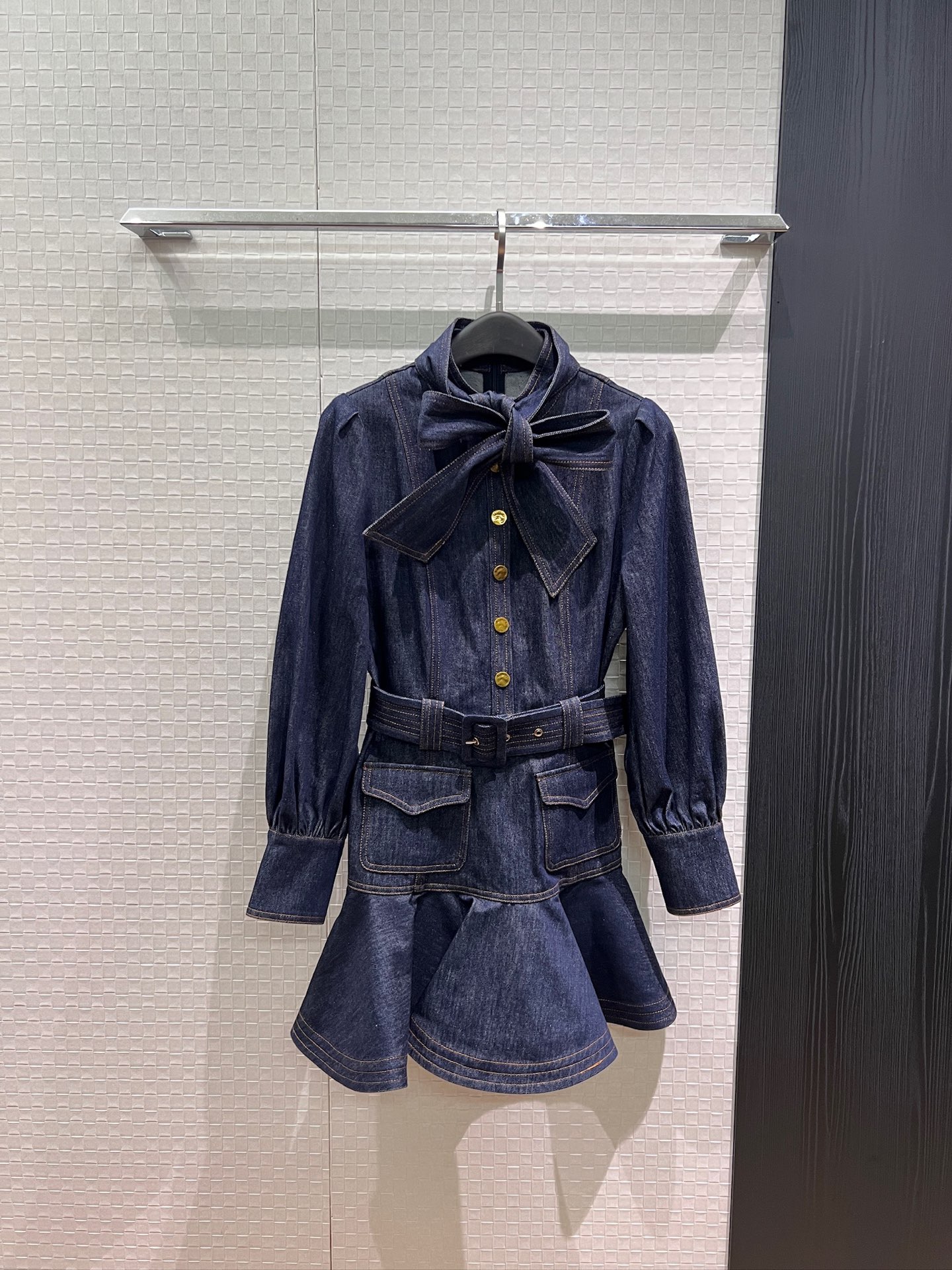 NO:924490,New arrival, lace-up bow decoration, lotus leaf skirt, spliced ​​denim dress, lantern sleeves, belt to tighten the waist, hardware accessories mold opening, temperament and age reduction SML,,skirts,19860909新款来袭系带蝴蝶结装饰 荷叶裙摆拼接丹宁牛仔连衣裙灯笼袖 系腰带收腰 五金配件开模 气质减龄SML,,skirts,,Women's clothing