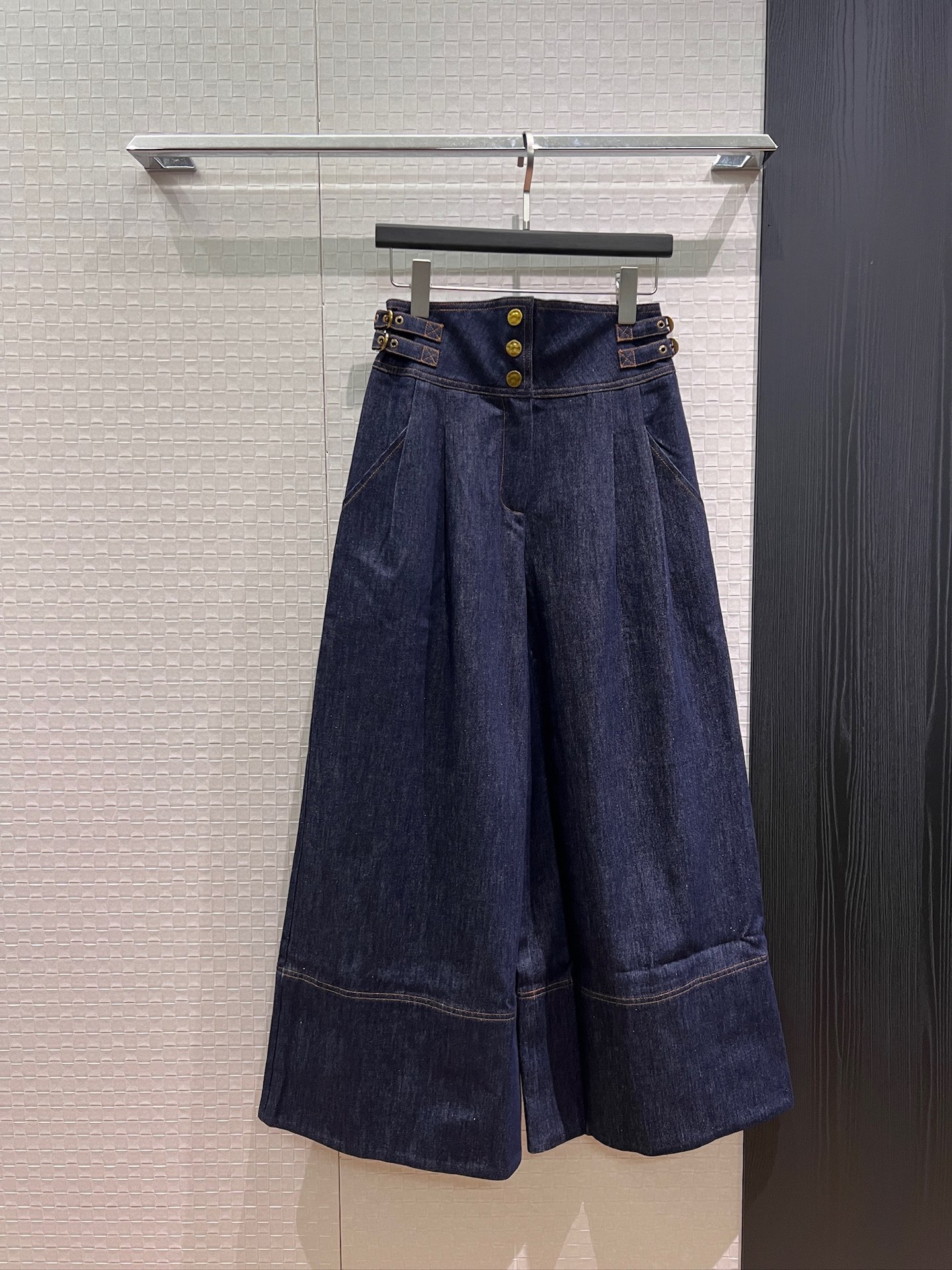 NO:924476,The new style is coming, the same style as Zhang Liangying, widened high-waisted A-line denim wide-leg pants, denim denim culottes, hardware accessories mold opening, lace-up decoration on both sides of the waist, sweet and cool, versatile SML,,skirts,19860909新款来袭张靓颖同款 加宽高腰A字牛仔阔腿裤 丹宁牛仔裙裤五金配件开模 腰围两侧系带装饰收腰甜酷百搭 SML,,skirts,,Women's clothing