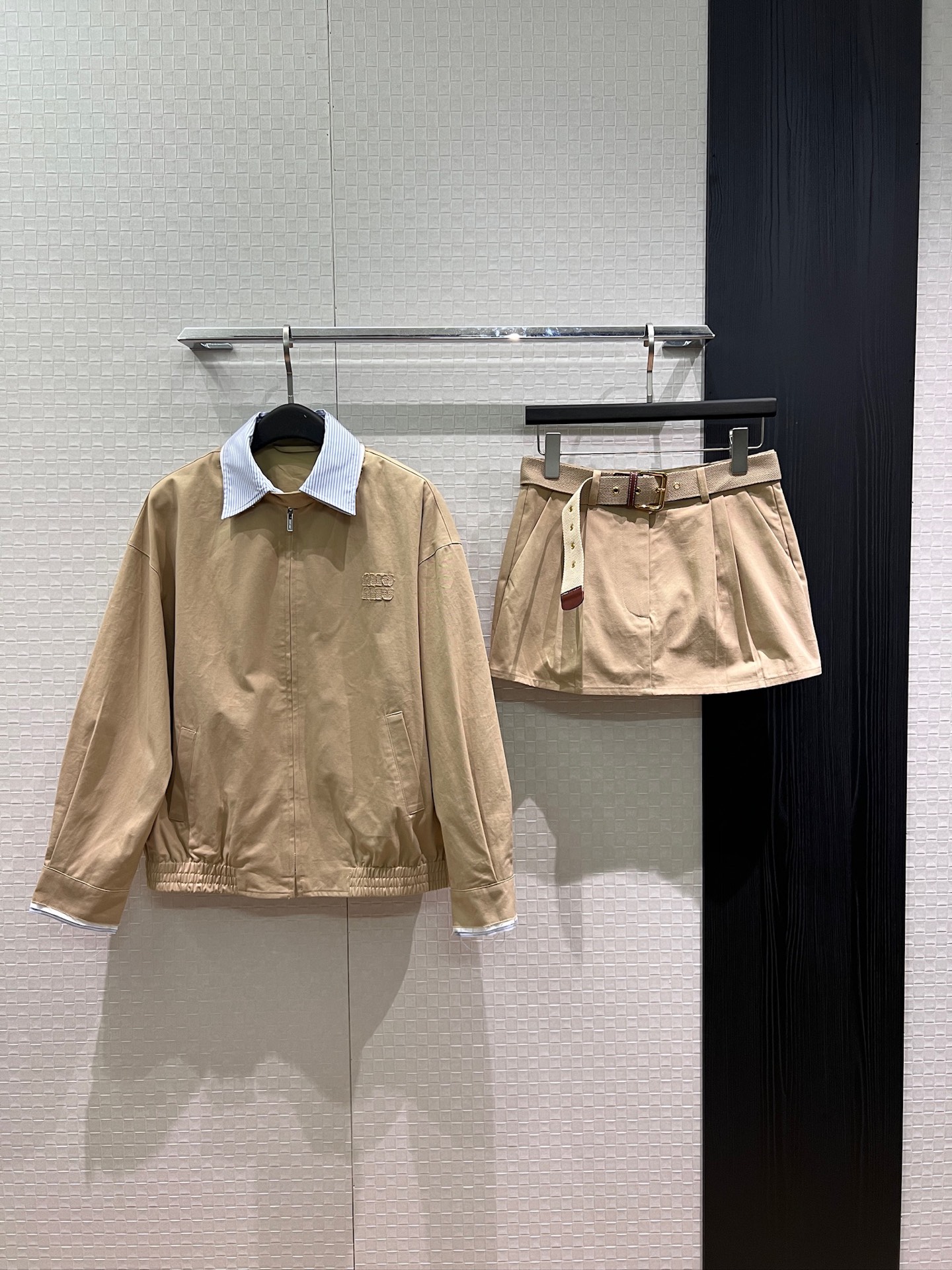NO:924470,Jacket, skirt p, new miu style heavy-duty splicing striped collar, double-layered collar, raw edge loose jacket with belted skirt, shorts lining design, fake two-piece design, chest patch embroidered logo, elastic waistband at the hem, detachable collar, sweet and cool, versatile, must-have for age reduction SML,,miumiu,skirts,shorts,jackets & coats,jackets & coats,19860909外套 半裙p新款miu系重工拼接条纹领双层衣领毛边宽松夹克外套搭配系腰带装饰半裙 短裤内衬设计 假两件设计 胸前贴布刺绣logo 下摆松紧收腰衣领可拆卸 甜酷百搭 减龄必备 SML,,miumiu,skirts,shorts,jackets & coats,jackets & coats,,Women's clothing