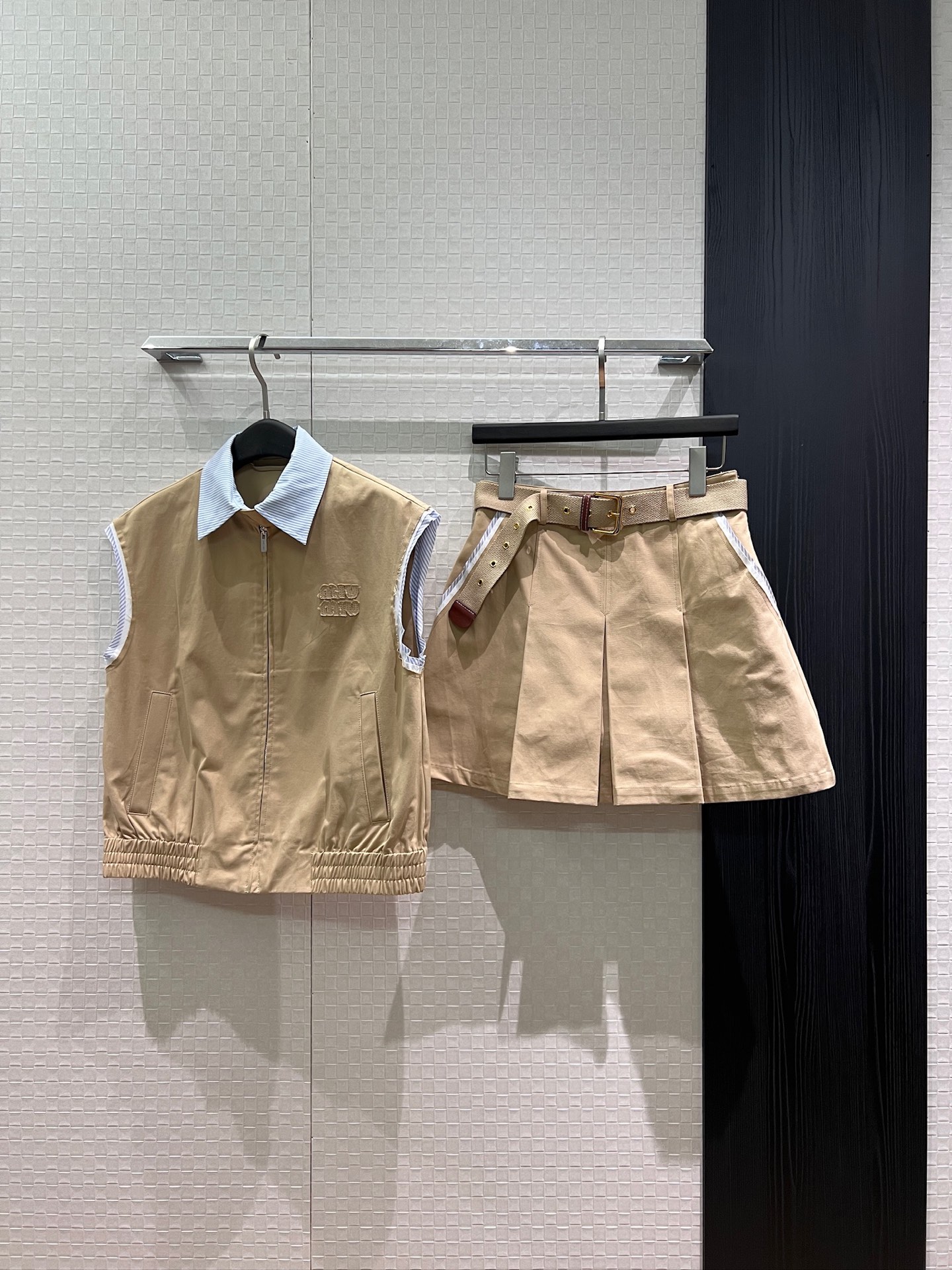 NO:924456,Vest, skirt, new style miu heavy-duty splicing striped collar, double-layered collar, raw edges, loose vest jacket with belt decoration, spliced ​​striped edge wide pleated skirt, fake two-piece design, chest patch embroidered logo, detachable collar, sweet, cool and versatile, essential for age reduction SML,,miumiu,skirts,jackets & coats,19860909马甲 半裙新款miu系重工拼接条纹领双层衣领毛边宽松马甲外套系腰带装饰 拼接条纹边宽百褶半裙 假两件设计 胸前贴布刺绣logo衣领可拆卸 甜酷百搭 减龄必备 SML,,miumiu,skirts,jackets & coats,,Women's clothing