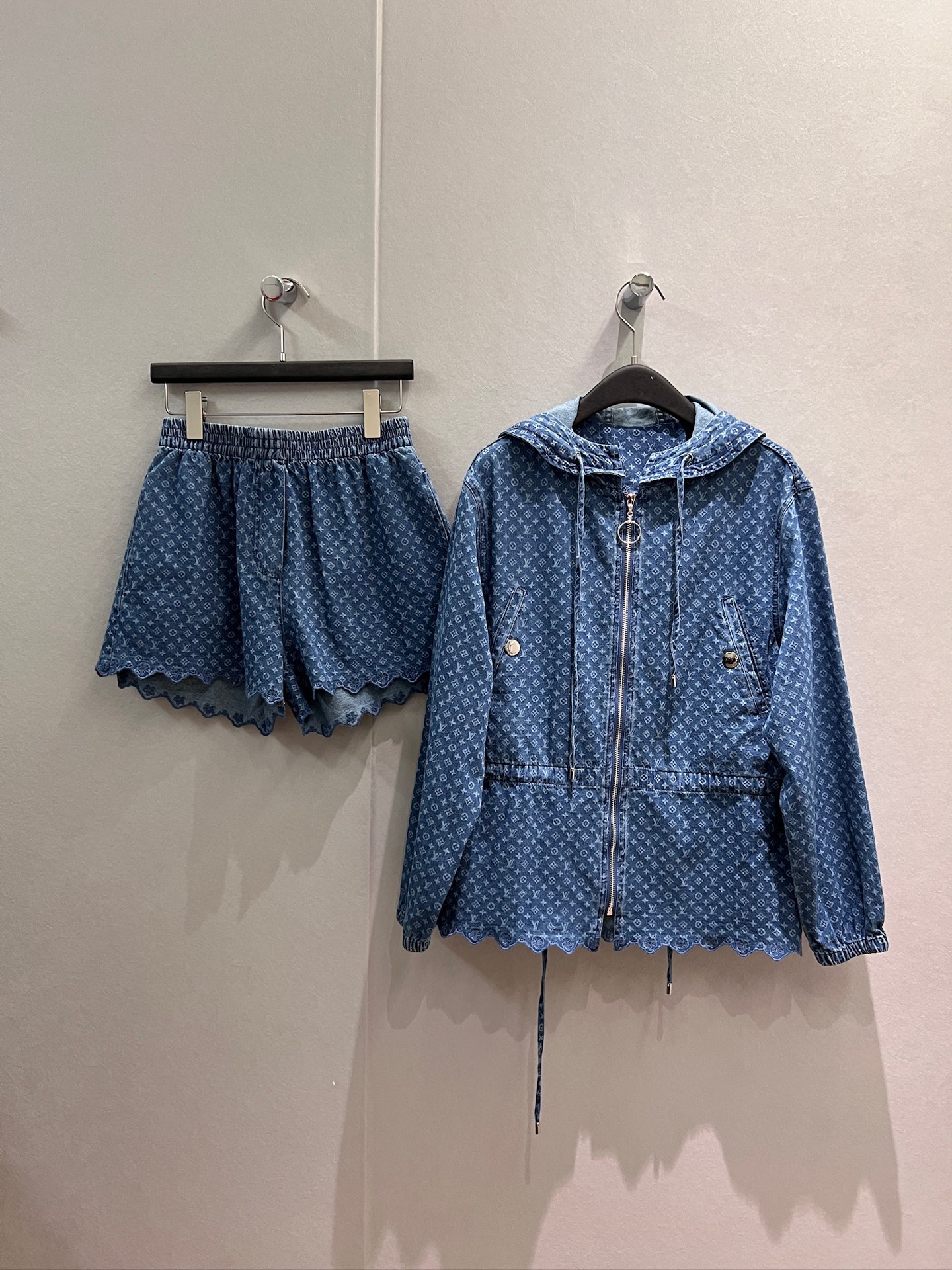 NO:925568,Jackets, shorts, new embroidered lace hooded denim waist coat, elastic waist denim lace shorts, small old flower washed printed hardware accessories, casual and versatile, essential for age reduction S-XL,,shorts,jackets & coats,hats,19860909外套 短裤新款刺绣花边连帽牛仔收腰外套松紧腰牛仔花边短裤 小老花洗水印花五金配件开模 休闲百搭 减龄必备 S-XL,,shorts,jackets & coats,hats,,Women's clothing