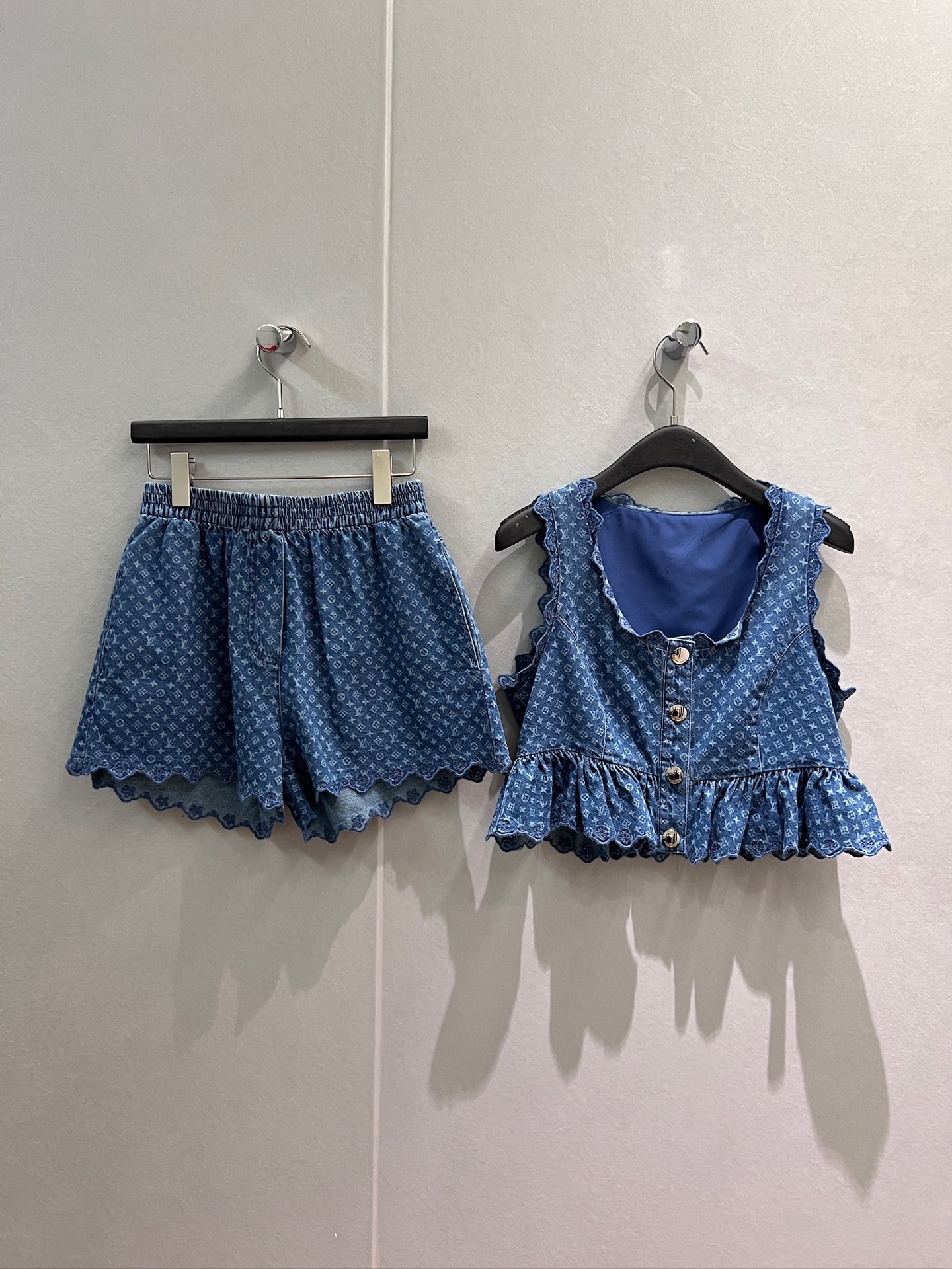 NO:925547,Vest, trousers, new style embroidered hollow lace splicing, ruffled denim vest top, high waist wide leg jeans, presbyopic print, washed and sweet temperament, age-reducing and versatile S-XL,,jeans,19860909背心 长裤新款刺绣镂空花边拼接荷叶边牛仔背心上衣高腰阔腿牛仔裤 老花印花洗水气质甜美 减龄百搭 S-XL,,jeans,,Women's clothing