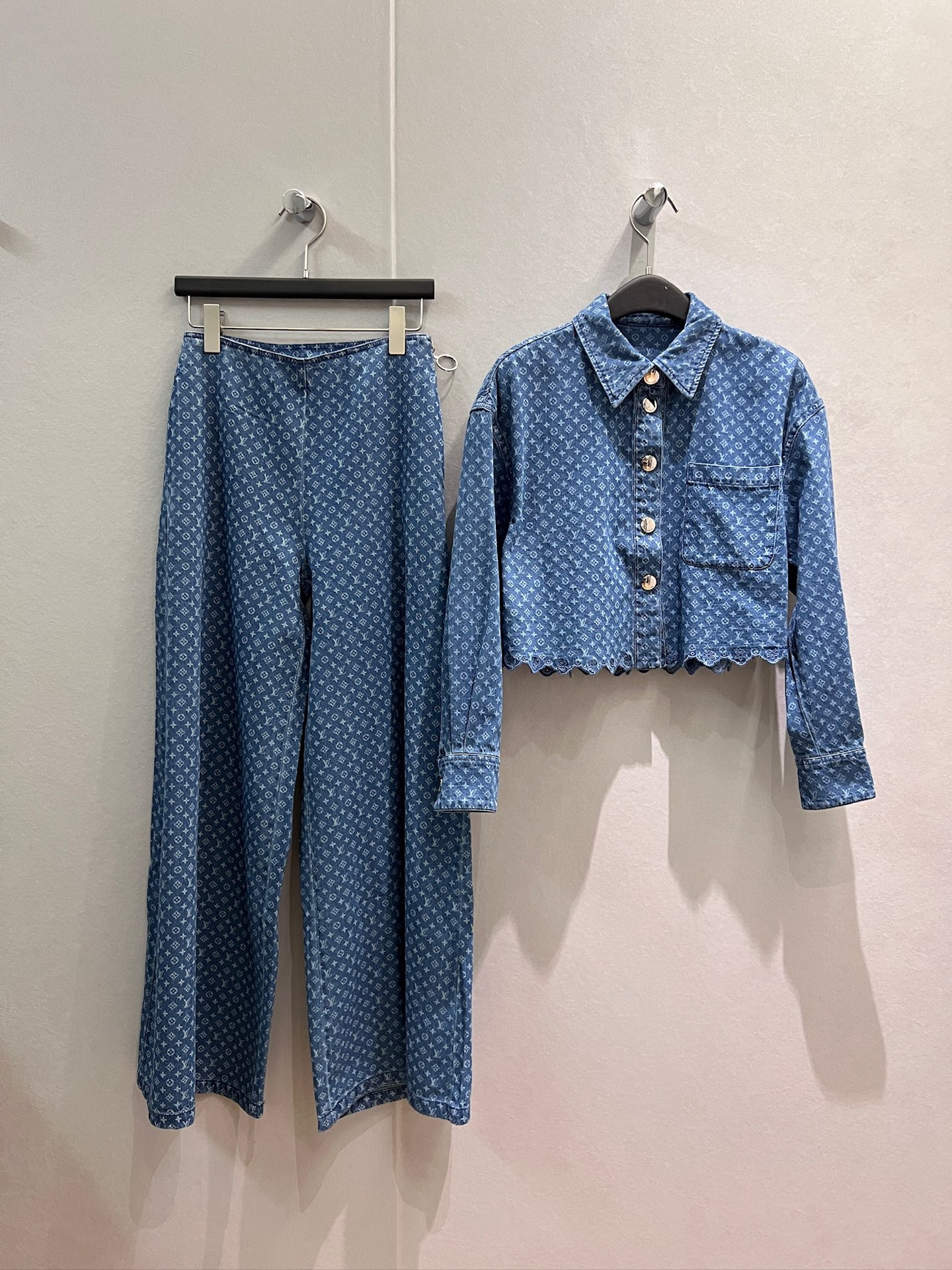 NO:925529,Tops, trousers, new embroidered hollow lace short denim shirt, high-waisted wide-leg jeans, presbyopic print wash, hardware accessories, molded, sweet temperament, age-reducing and versatile S-XL,,jeans,19860909上衣 长裤新款刺绣镂空花边短款牛仔衬衣高腰阔腿牛仔裤 老花印花洗水 五金配件开模气质甜美 减龄百搭 S-XL,,jeans,,Women's clothing