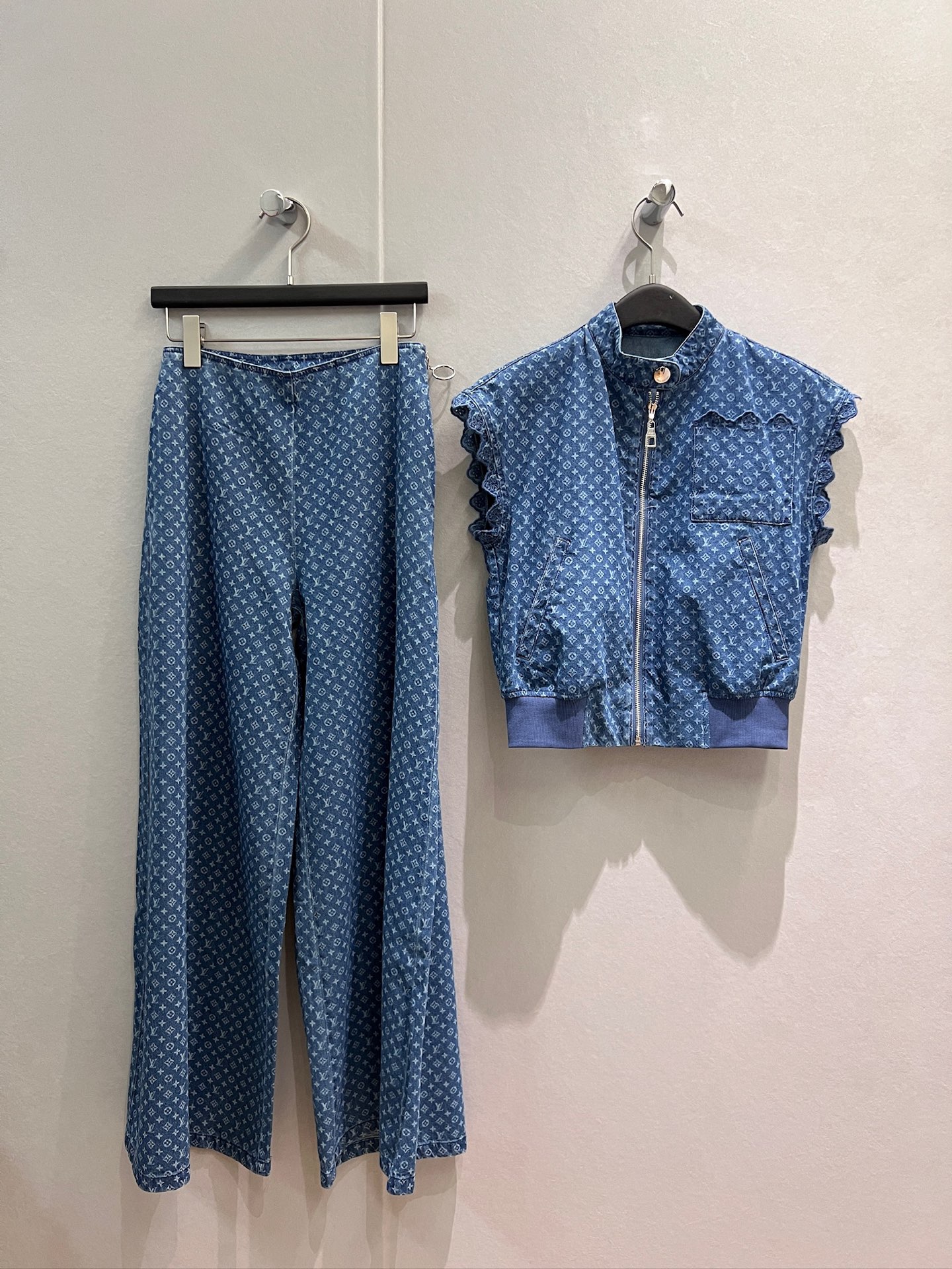 NO:925511,Vest, trousers, new style embroidered hollow lace stand-up collar denim vest top, high-waisted wide-leg jeans, presbyopic print wash, hardware accessories, open molding, sweet temperament, age-reducing and versatile S-XL,,jeans,19860909马甲 长裤新款刺绣镂空花边立领牛仔马甲上衣高腰阔腿牛仔裤 老花印花洗水 五金配件开模气质甜美 减龄百搭 S-XL,,jeans,,Women's clothing