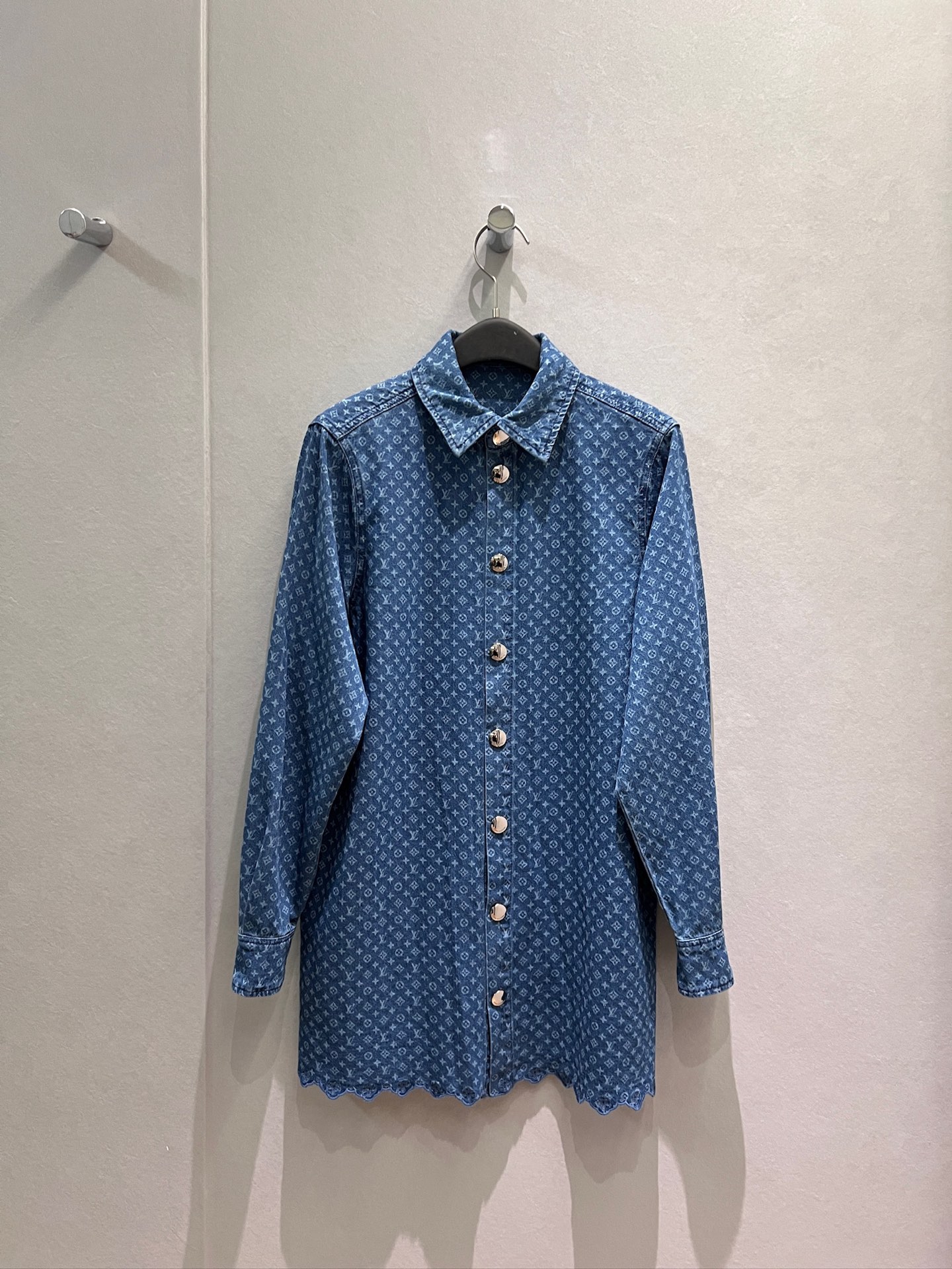 NO:925493,New embroidered hollow lace denim long shirt with washed print of old flowers, loose and casual, vacation sun protection, lazy and versatile hardware accessories, mold opening S-XL,,19860909新款刺绣镂空花边牛仔长款衬衣小老花洗水印花 宽松休闲 度假防晒 慵懒百搭五金配件开模 S-XL,,,Women's clothing