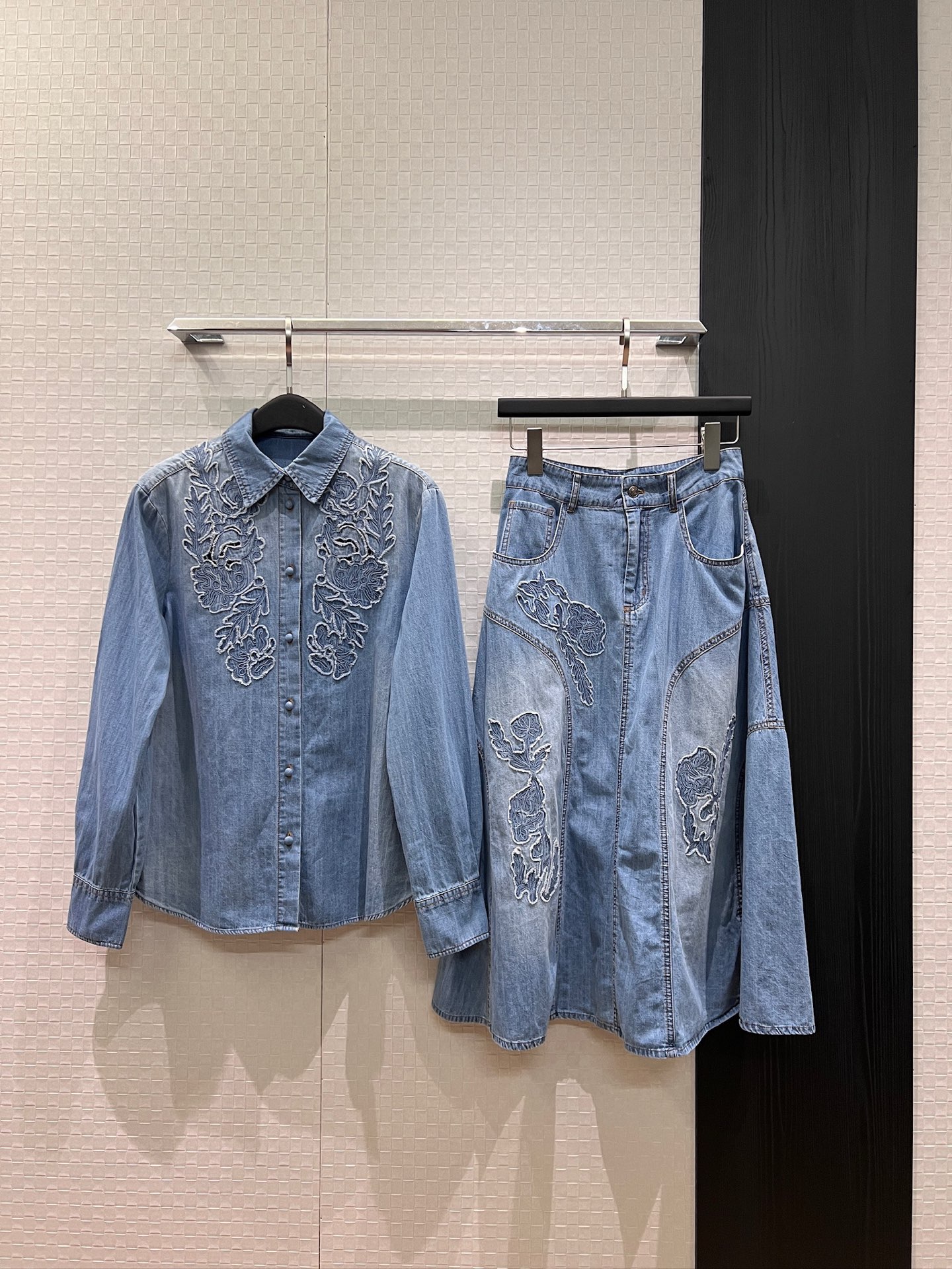 NO:925476,Top, skirt, new heavy industry hollow patch embroidered denim shirt, A-line skirt, positioning, washed light blue, exquisite and elegant, temperament to reduce age, SML,,skirts,19860909上衣 半裙新款重工镂空贴布绣花牛仔衬衣A字半裙 定位洗水浅蓝 精致优雅 气质减龄SML,,skirts,,Women's clothing