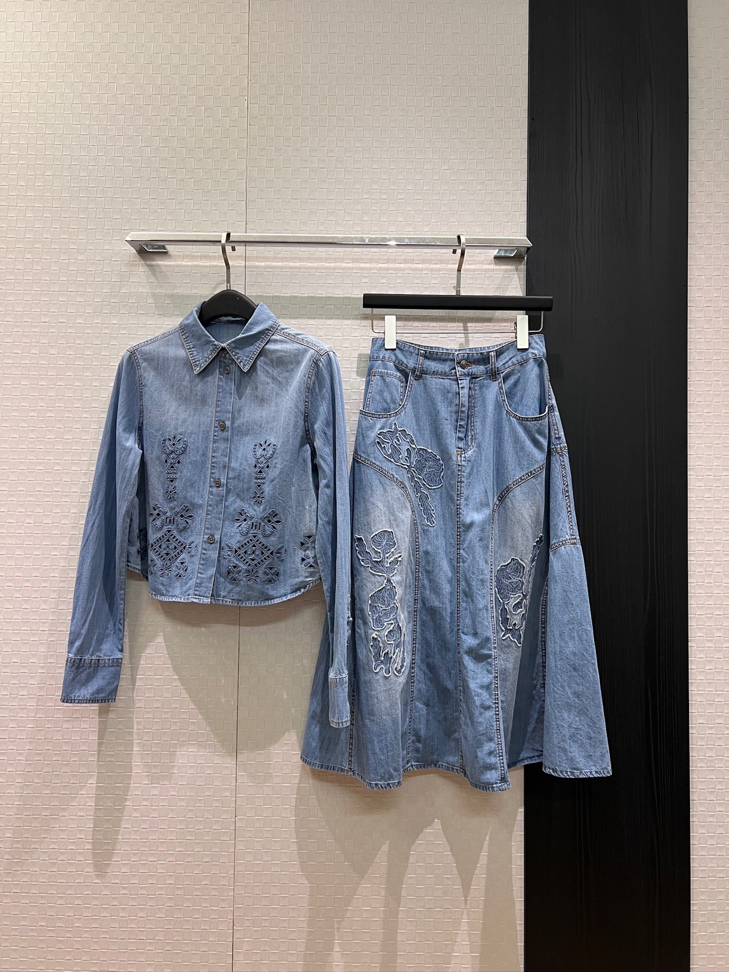 NO:925460,Top, skirt, new heavy-duty hollow patchwork embroidered short denim shirt, A-line skirt, positioning wash light blue, exquisite and elegant, temperament to reduce age, SML,,skirts,19860909上衣 半裙新款重工镂空贴布绣花短款牛仔衬衣A字半裙 定位洗水浅蓝 精致优雅 气质减龄SML,,skirts,,Women's clothing