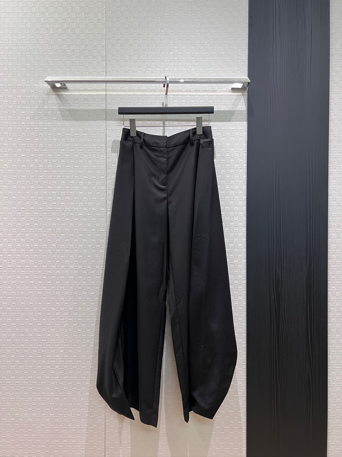 NO:925445,New style casual trousers with irregular ruffled stitching, wide-leg trousers with embroidered logo badge decoration, fashionable personality, casual and versatile, temperament and commuting SML,,19860909新款来袭不规则荷叶边拼接休闲西裤 阔腿裤刺绣logo徽章装饰 时尚个性 休闲百搭 气质通勤SML,,,Women's clothing