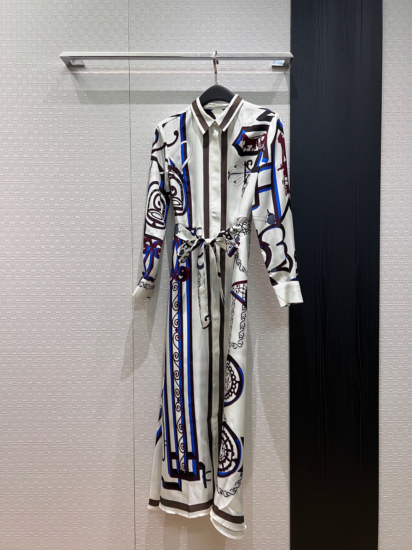 NO:927404,New classic carriage for early autumn. Positioned print. Heavy silk twill long-sleeved dress. Lapel long-sleeved shirt-style dress. Belt to slim waist. Single-breasted hem with slit. Commuting fashion and lazy vacation. Temperament to reduce age. S-XL,,skirts,real silk,19860909早秋新款经典马车 定位印花重磅真丝斜纹长袖连衣裙 翻领长袖衬衣式长裙 系腰带收腰显瘦 单排扣下摆开叉 通勤时尚慵懒度假 气质减龄 S-XL,,skirts,real silk,,Women's clothing