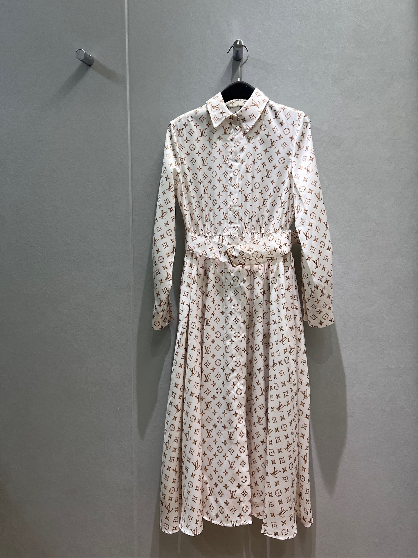 NO:927377,New classic old flower lapel long-sleeved shirt dress. The long skirt is decorated with a belt. It is slim and slim. There are pockets on both sides. The breasted skirt is slit. Lazy on vacation. Fashionable and casual. Versatile for age reduction. S-XL,,skirts,19860909新款经典老花翻领长袖衬衣裙连衣裙 长裙系腰带装饰 修身显瘦 两侧有口袋 排扣裙摆开叉 度假慵懒 时尚休闲 减龄百搭S-XL,,skirts,,Women's clothing