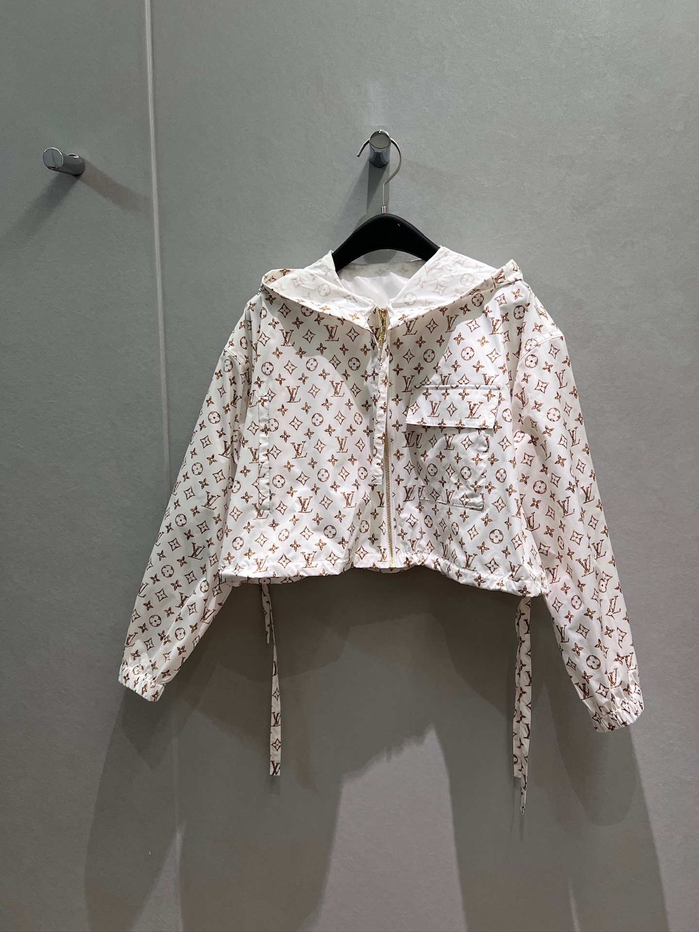 NO:927361,New classic presbyopic hooded short windbreaker, loose coat hem with drawstring waist, A-line doll short chest pocket, hardware accessories mold opening, age-reducing and versatile S-XL,,jackets & coats,hats,19860909新款经典老花连帽短款风衣宽松外套下摆可抽绳收腰 A字娃娃短款胸前口袋 五金配件开模 减龄百搭 S-XL,,jackets & coats,hats,,Women's clothing