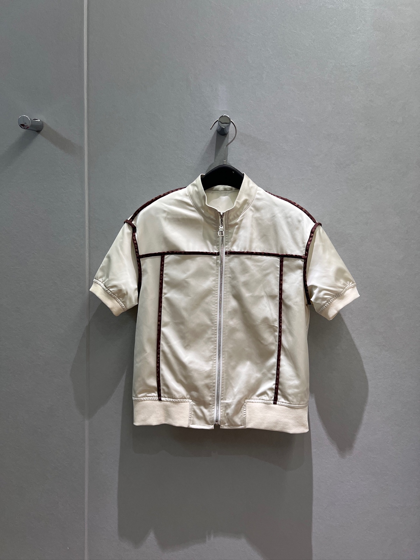 NO:927345,The new contrasting color hemming design small stand-up collar short-sleeved jacket top is very handsome. Sweet, cool and versatile S-XL,, jackets & coats, T-shirt,19860909新款撞色包边设计小立领短袖外套上衣帅气十足 甜酷百搭S-XL,,jackets & coats,T-shirt,,Women's clothing
