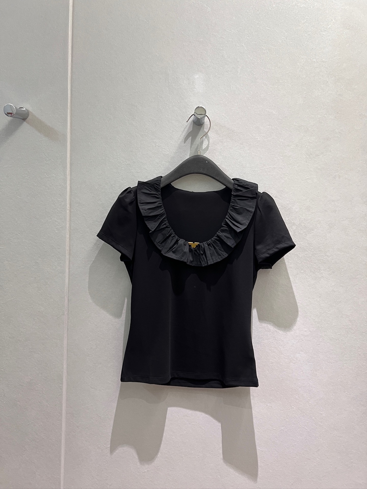 NO:927327,New spliced ​​lotus lace U-neck slim-fitting T-shirt. Puff short sleeves to slim down the waist. Sweet and cute. Versatile for age reduction. Chest metal flower decoration. Black and white SML,,T-shirt,tees,t-shirt,19860909新款拼接荷叶花边U领修身上衣T恤 泡泡短袖收腰显瘦 甜美可爱 减龄百搭胸前金属片花装饰 黑色白色 SML,,T-shirt,tees，t-shirt,,Women's clothing