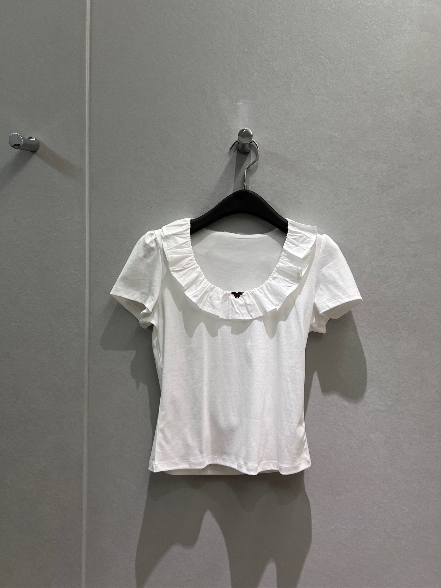 NO:927305,New spliced ​​lotus lace U-neck slim-fitting T-shirt. Puff short sleeves to slim down the waist. Sweet and cute. Versatile for age reduction. Chest metal flower decoration. Black and white SML,,T-shirt,tees,t-shirt,19860909新款拼接荷叶花边U领修身上衣T恤 泡泡短袖收腰显瘦 甜美可爱 减龄百搭胸前金属片花装饰 黑色白色 SML,,T-shirt,tees，t-shirt,,Women's clothing