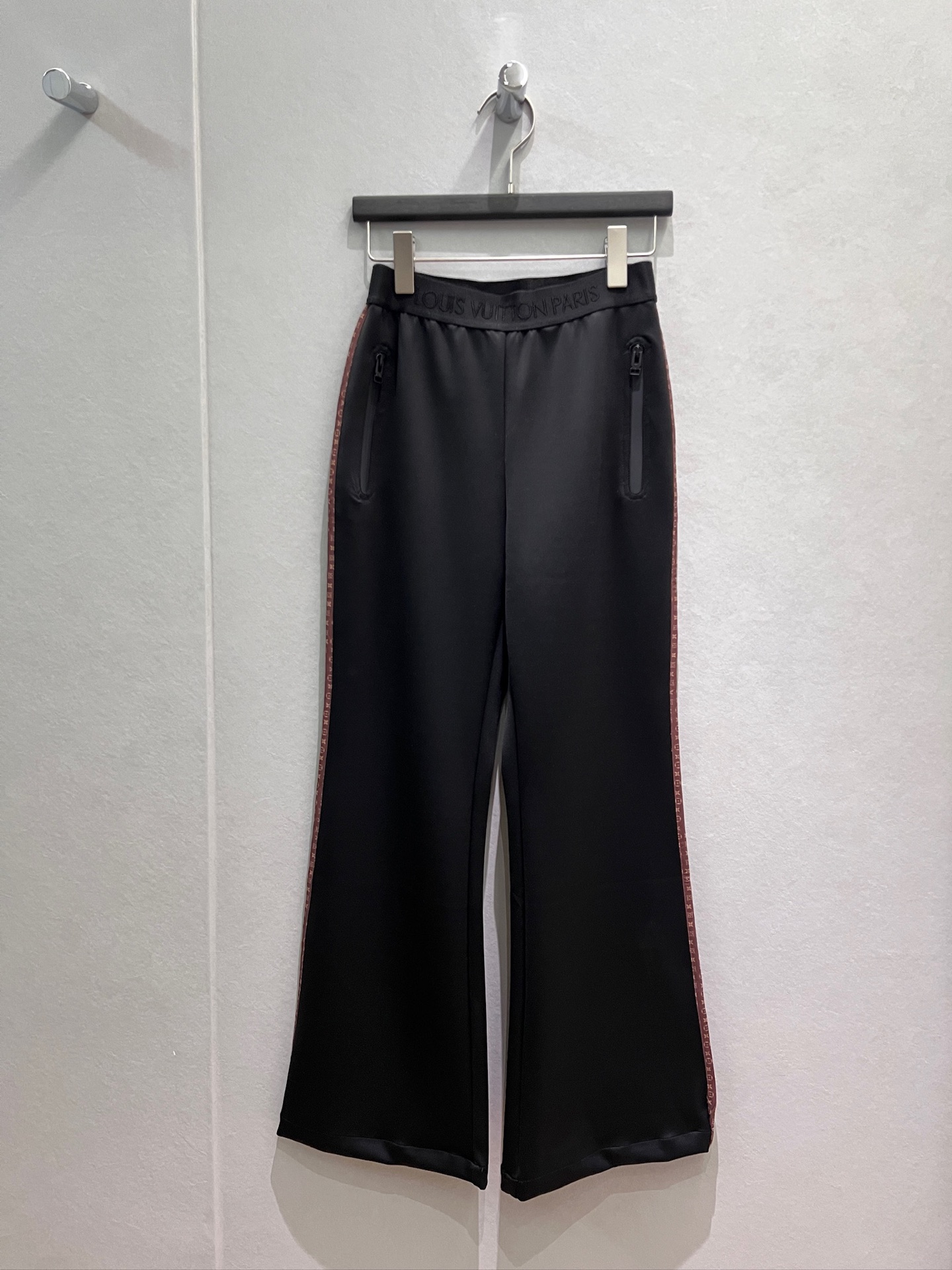 NO:927373,New style jacquard logo letter elastic waist micro-flared trousers, contrasting color edging decoration, slim fit, age-reducing and versatile black and white S-XL,,19860909新款提花logo字母松紧腰微喇叭裤 撞色包边装饰修身显瘦 减龄百搭黑色白色 S-XL,,,Women's clothing
