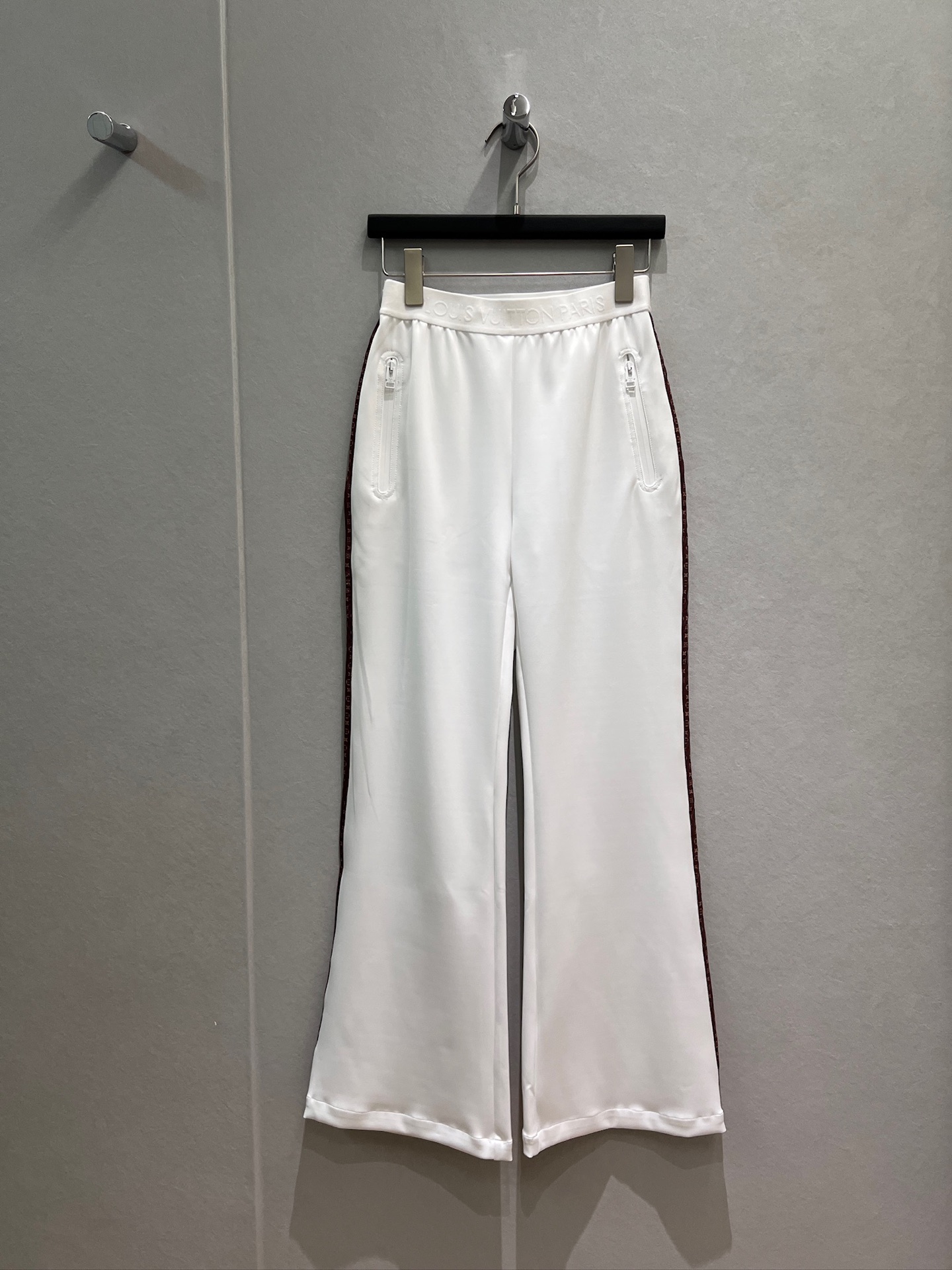 NO:927358,New style jacquard logo letter elastic waist micro-flared trousers, contrasting color edging decoration, slim fit, age-reducing and versatile black and white S-XL,,19860909新款提花logo字母松紧腰微喇叭裤 撞色包边装饰修身显瘦 减龄百搭黑色白色 S-XL,,,Women's clothing