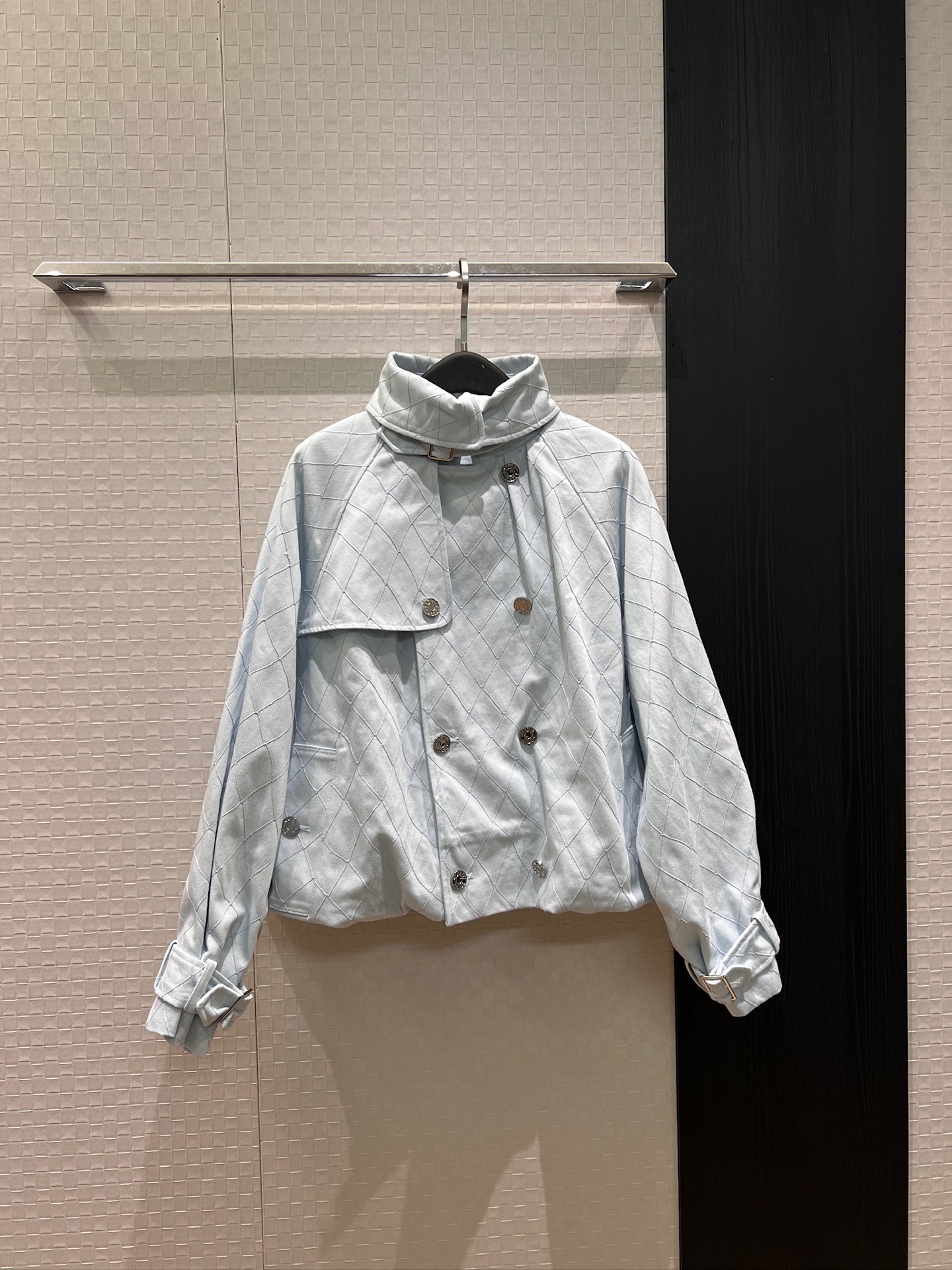 NO:927302,New diamond pattern high-collar double-breasted denim jacket with loose lapels. The bud hem tightens the waist. Large pockets on both sides. Fashionable casual wear with skirts and pants. Hardware accessories mold opening. Blue and white SML,,skirts,jackets & coats,19860909新款菱格纹高领双排扣花苞牛仔外套翻领宽松 花苞下摆收腰 两侧大口袋 时尚休闲搭裙子搭裤子 五金配件开模 蓝色白色 SML,,skirts,jackets & coats,,Women's clothing