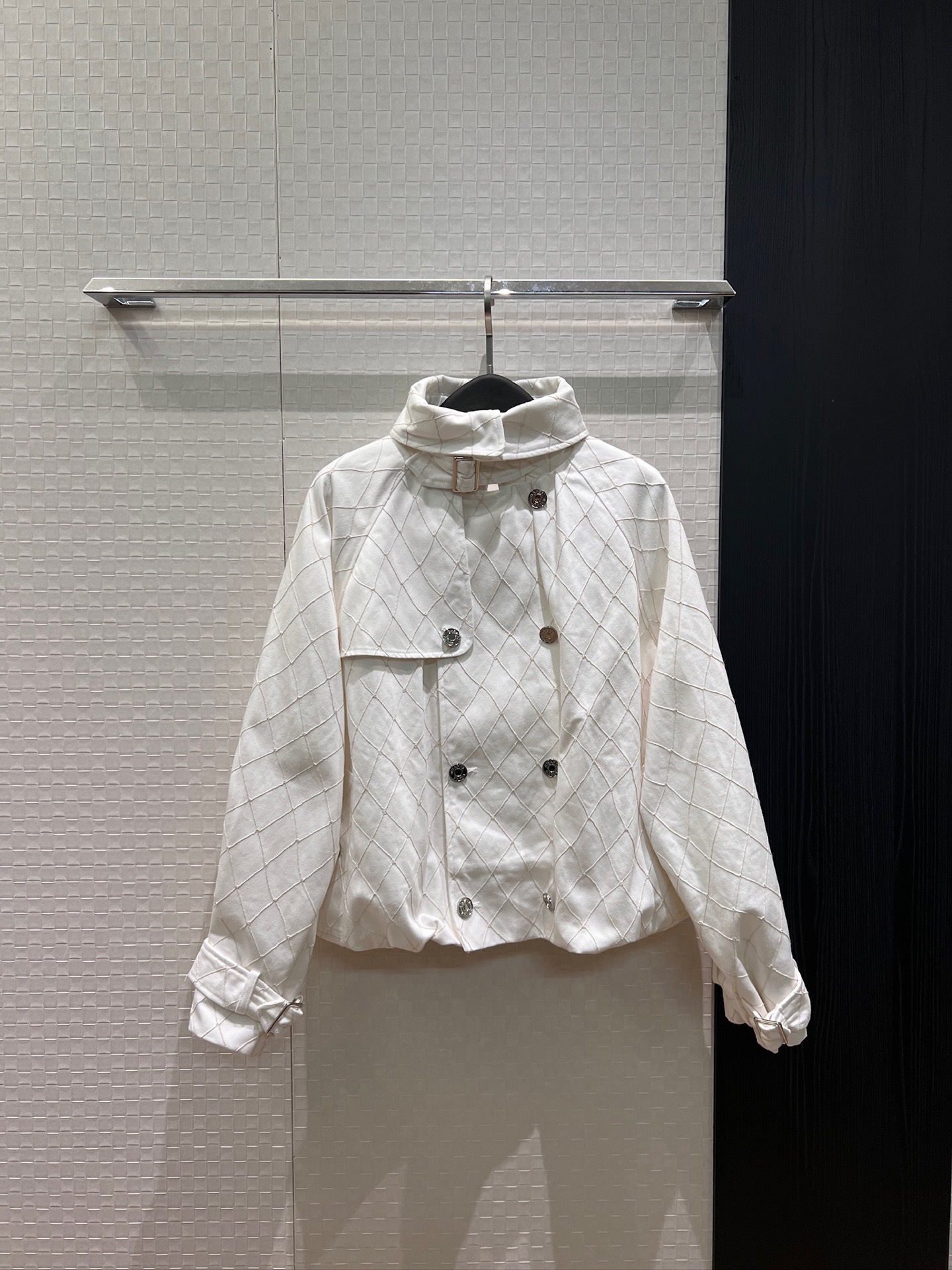 NO:927283,New diamond pattern high-collar double-breasted denim jacket with loose lapels. The bud hem tightens the waist. Large pockets on both sides. Fashionable casual wear with skirts and pants. Hardware accessories mold opening. Blue and white SML,,skirts,jackets & coats,19860909新款菱格纹高领双排扣花苞牛仔外套翻领宽松 花苞下摆收腰 两侧大口袋 时尚休闲搭裙子搭裤子 五金配件开模 蓝色白色 SML,,skirts,jackets & coats,,Women's clothing