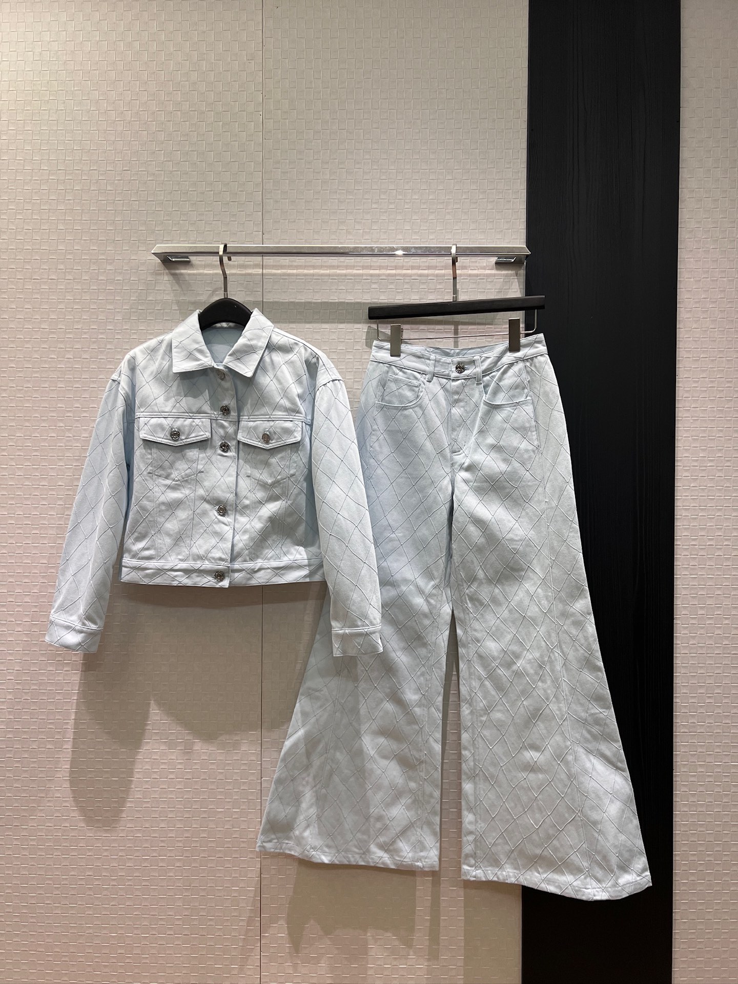 NO:927260,Jackets, pants, new diamond pattern lapel denim jacket, diamond pattern flared wide-leg jeans, fashionable and casual, hardware accessories, molded temperament, versatile SML,,jeans,jackets & coats,19860909外套 裤子新款菱格纹翻领牛仔外套菱格纹喇叭阔腿牛仔裤 时尚休闲 五金配件开模气质百搭 SML,,jeans,jackets & coats,,Women's clothing
