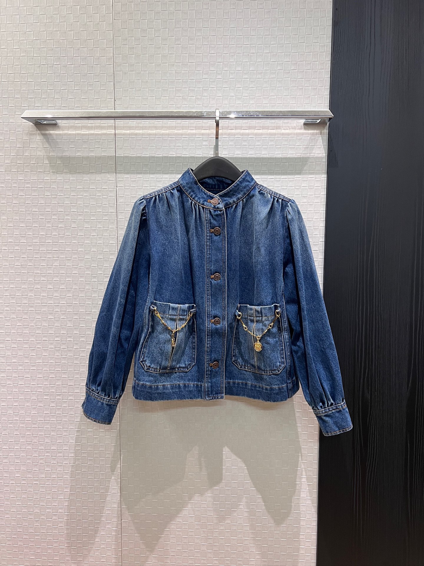 NO:927240,The new arrival comes in the same style as gold and silver. Stand-up collar, lantern sleeves, washed denim denim jacket, pockets on both sides, chain logo pendant decoration, hardware accessories molded with lotus leaf pleats on the back, loose version for dolls, versatile for age reduction, SML,,jackets & coats,19860909新款来袭金高银同款 立领灯笼袖洗水丹宁牛仔外套两侧口袋链条logo吊坠装饰 五金配件开模背后拼接荷叶褶皱 娃娃宽松版型 减龄百搭 SML,,jackets & coats,,Women's clothing