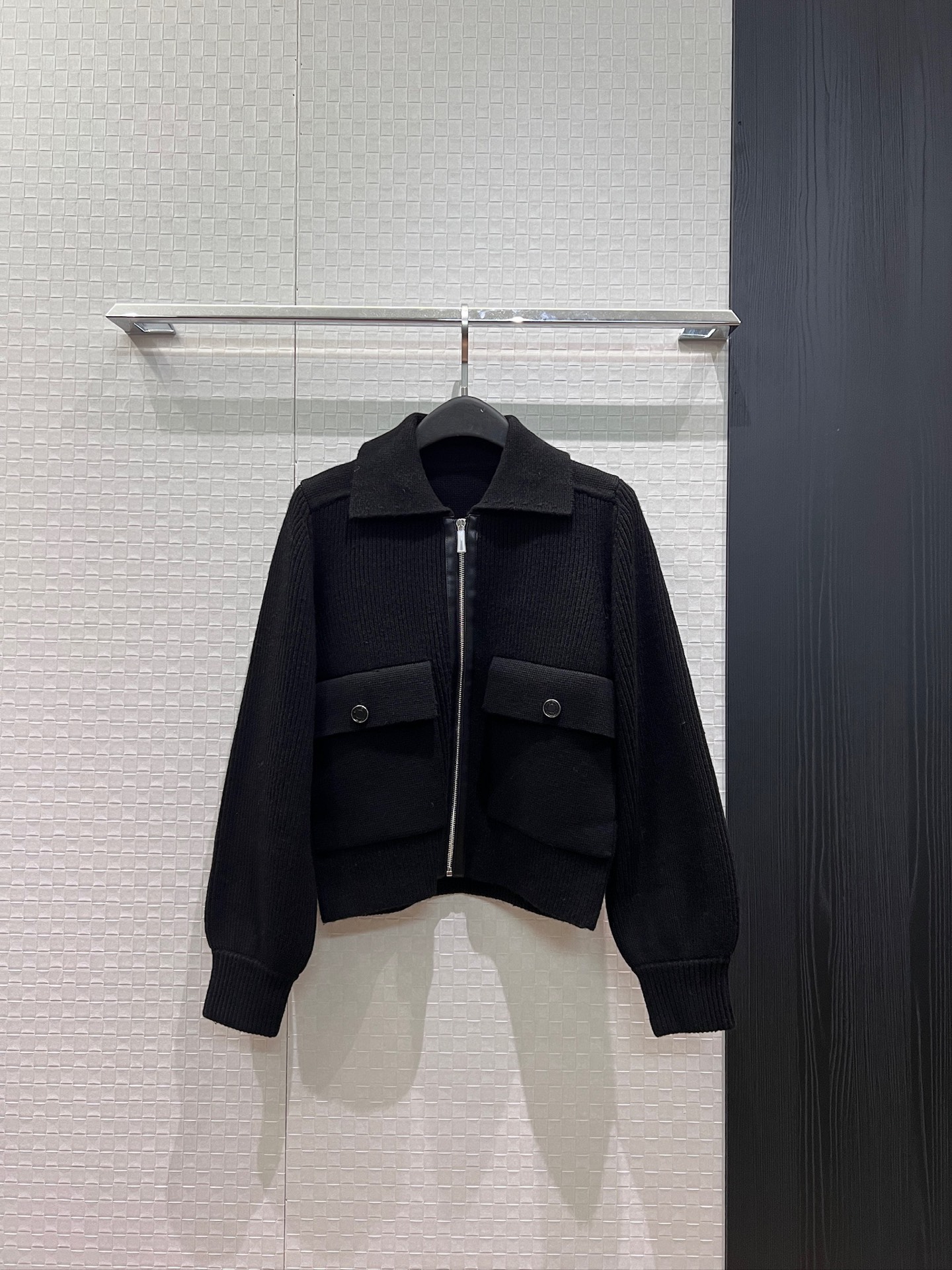 NO:928502,New style lapel zipper short wool knitted jacket with lantern sleeve design. Flap large pocket decoration on both sides. Simple and casual. Fashionable and versatile black and white. SML,,jackets & coats,19860909新款翻领拉链短款羊毛针织外套灯笼袖设计 两侧翻盖大口袋装饰 简约休闲 时尚百搭黑色白色 SML,,jackets & coats,,Women's clothing