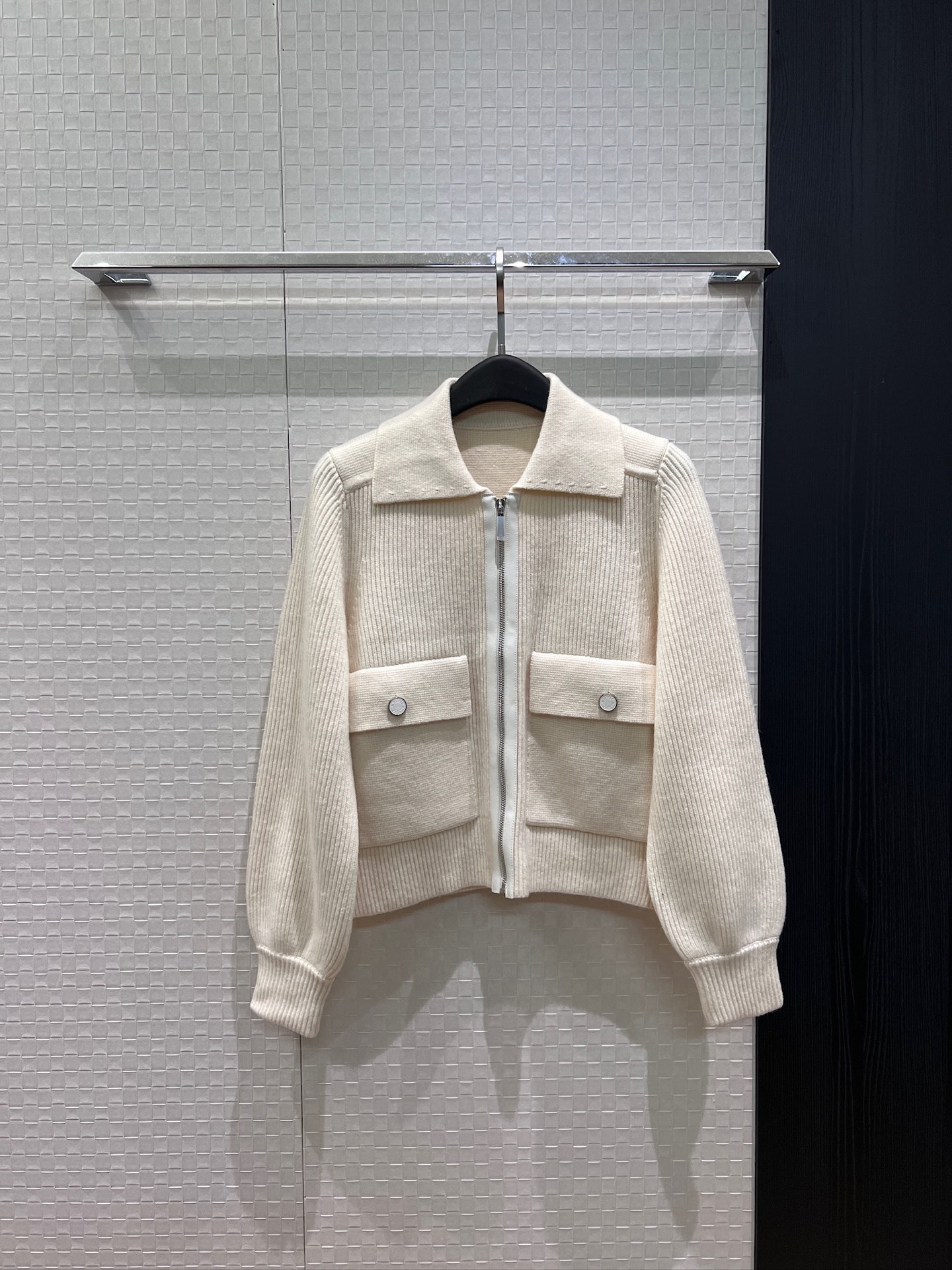 NO:928485,New style lapel zipper short wool knitted jacket with lantern sleeve design. Flap large pocket decoration on both sides. Simple and casual. Fashionable and versatile black and white. SML,,jackets & coats,19860909新款翻领拉链短款羊毛针织外套灯笼袖设计 两侧翻盖大口袋装饰 简约休闲 时尚百搭黑色白色 SML,,jackets & coats,,Women's clothing