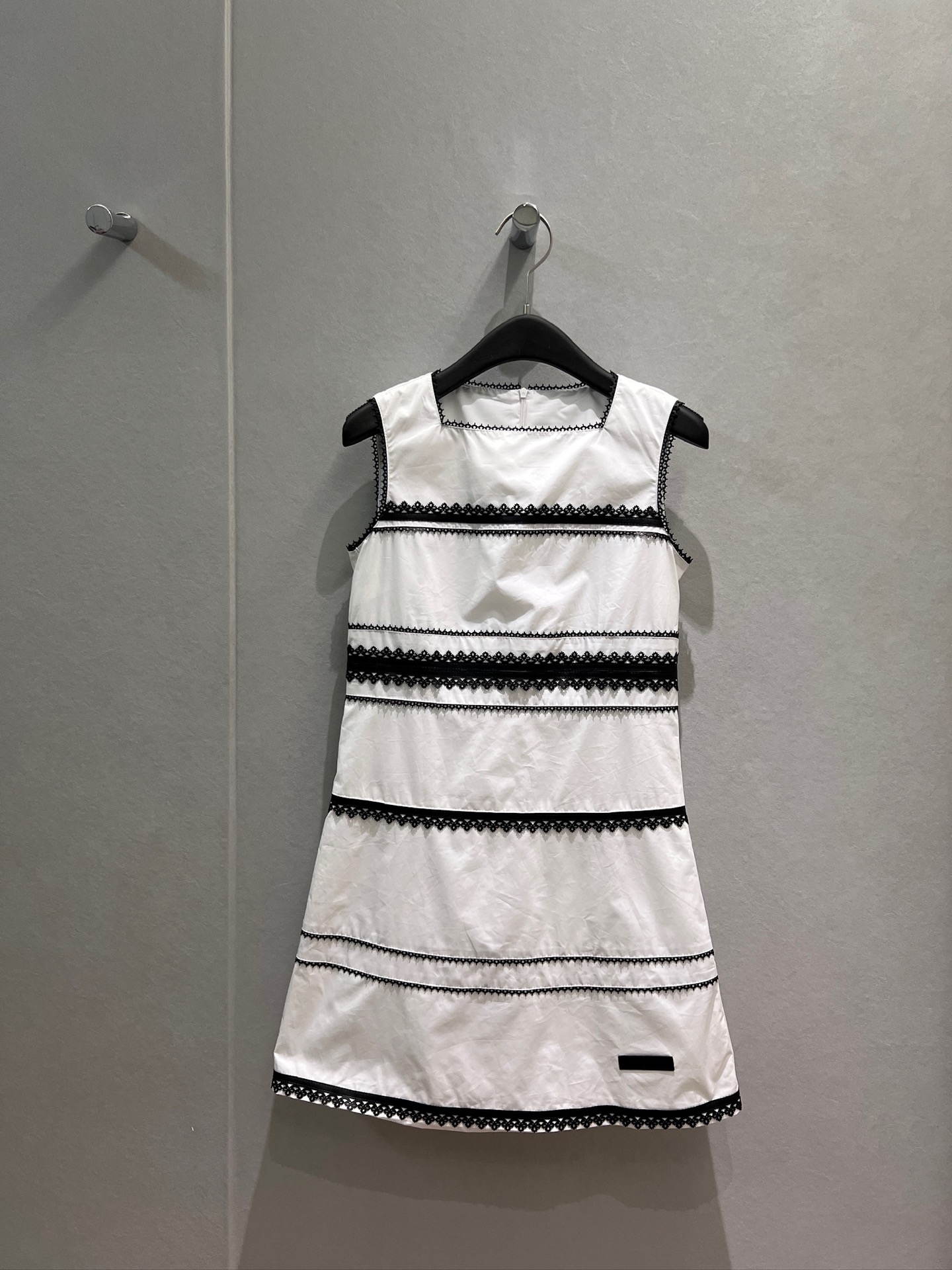 NO:928463,New style hollow leather lace multi-layer splicing square neck sleeveless vest dress, slim fit, elegant and commuting, sweet age-reducing logo small leather label S-XL,,skirts,19860909新款镂空皮质花边多层拼接方领无袖背心连衣裙修身显瘦 气质通勤 甜美减龄logo小皮标 S-XL,,skirts,,Women's clothing