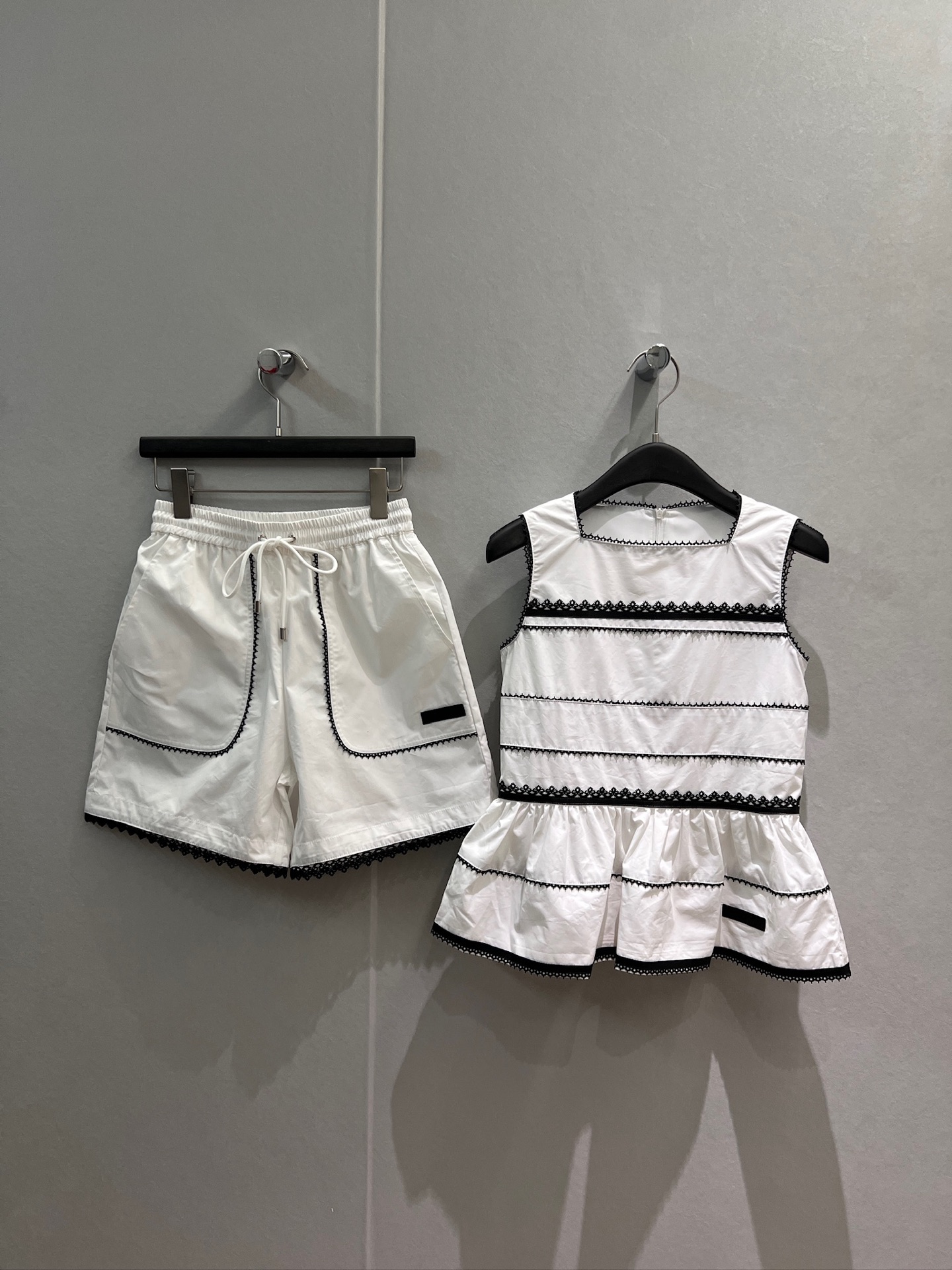 NO:928443,Tops, shorts, new model Liu Yifei, same style as Ouyang Nana, hollow leather lace stitching, square collar, ruffled vest top, same style lace elastic waist shorts, cute and casual, sweet and age-reducing S-XL,,shorts,19860909上衣 短裤新款刘亦菲 欧阳娜娜同款 镂空皮质花边拼接方领荷叶边背心上衣同款花边松紧腰短裤 可爱休闲 甜美减龄S-XL,,shorts,,Women's clothing