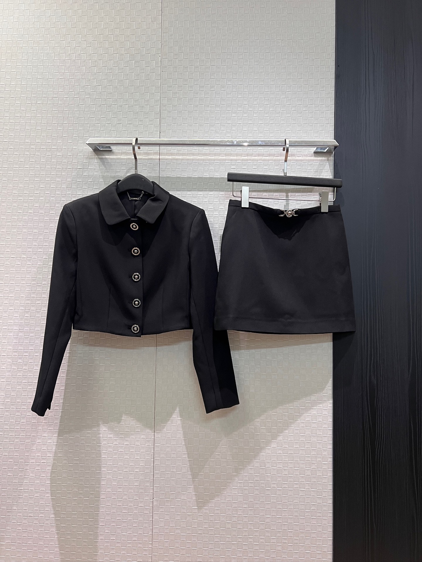 NO:928423,New arrival Medusa logo badge decoration, simple commuting suit with lapel, short jacket, hip-covering skirt, shorts lining design, fashionable and elegant, ladylike temperament SML,,skirts,shorts,jackets & coats,19860909新款来袭美杜莎logo徽章装饰 简约通勤套装翻领短款小外套包臀短裙半裙 短裤内衬设计 时尚优雅 名媛气质 SML,,skirts,shorts,jackets & coats,,Women's clothing