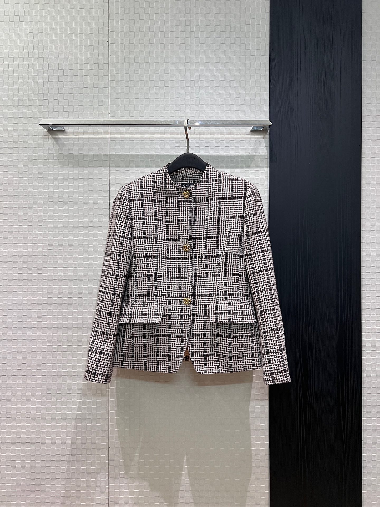 NO:929893,Autumn and winter new catwalk stars have the same style. Customized original houndstooth fabric. Round neck waisted houndstooth coat jacket. Open molded double C gold buckle. Chain decoration on the hem. Loose and fashionable. Handsome and versatile. SML,,jackets & coats,jackets & coats,19860909秋冬新款走秀明星同款 定制原千鸟格面料 圆领收腰千鸟格外套夹克开模双c金扣 下摆链条装饰宽松时尚 帅气百搭 SML,,jackets & coats,jackets & coats,,Women's clothing