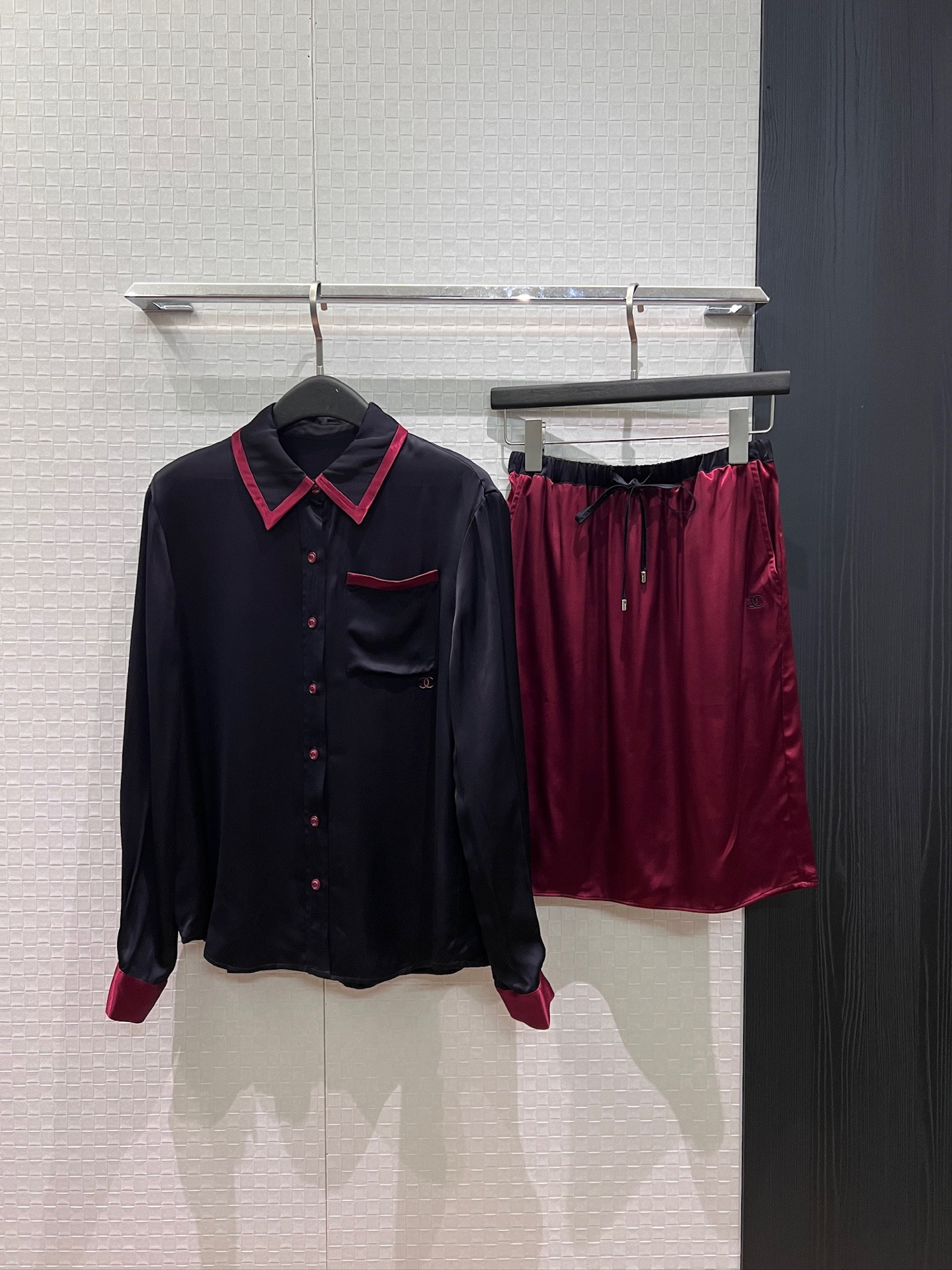 NO:929869,Shirt, skirt, new style, same style as Wang Yibo, contrasting color splicing shirt, elastic waist, drawstring skirt, embroidered double C logo, temperament for commuting, fashionable and casual, SML,,skirts,19860909衬衣 半裙新款王一博同款 撞色拼接衬衣松紧腰抽绳半裙 刺绣双C徽标气质通勤 时尚休闲 SML,,skirts,,Women's clothing