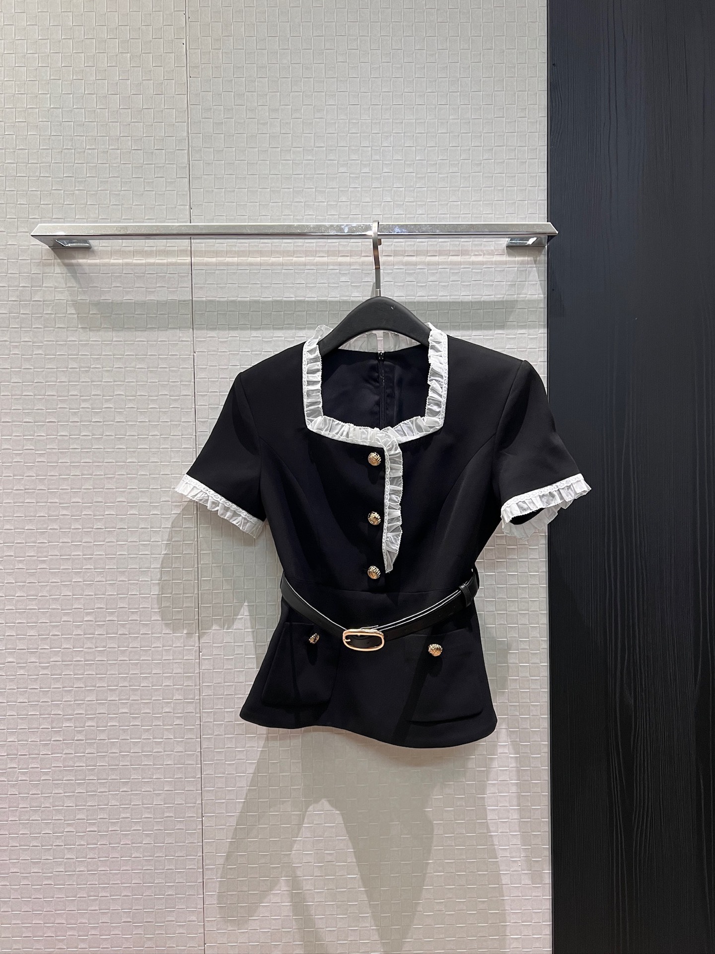 NO:929947,The new style of Yang Chaoyue is the same. Organza fungus lace decoration. Contrast color square neck waist top. Delivery belt. Waist waist slimming. Elegant lady. Age-reducing temperament. Versatile for commuting. SML.19860909新款杨超越同款 欧根纱木耳花边装饰 撞色方领收腰上衣配送腰带收腰显瘦 名媛优雅 气质减龄 通勤百搭SML,,,Women's clothing