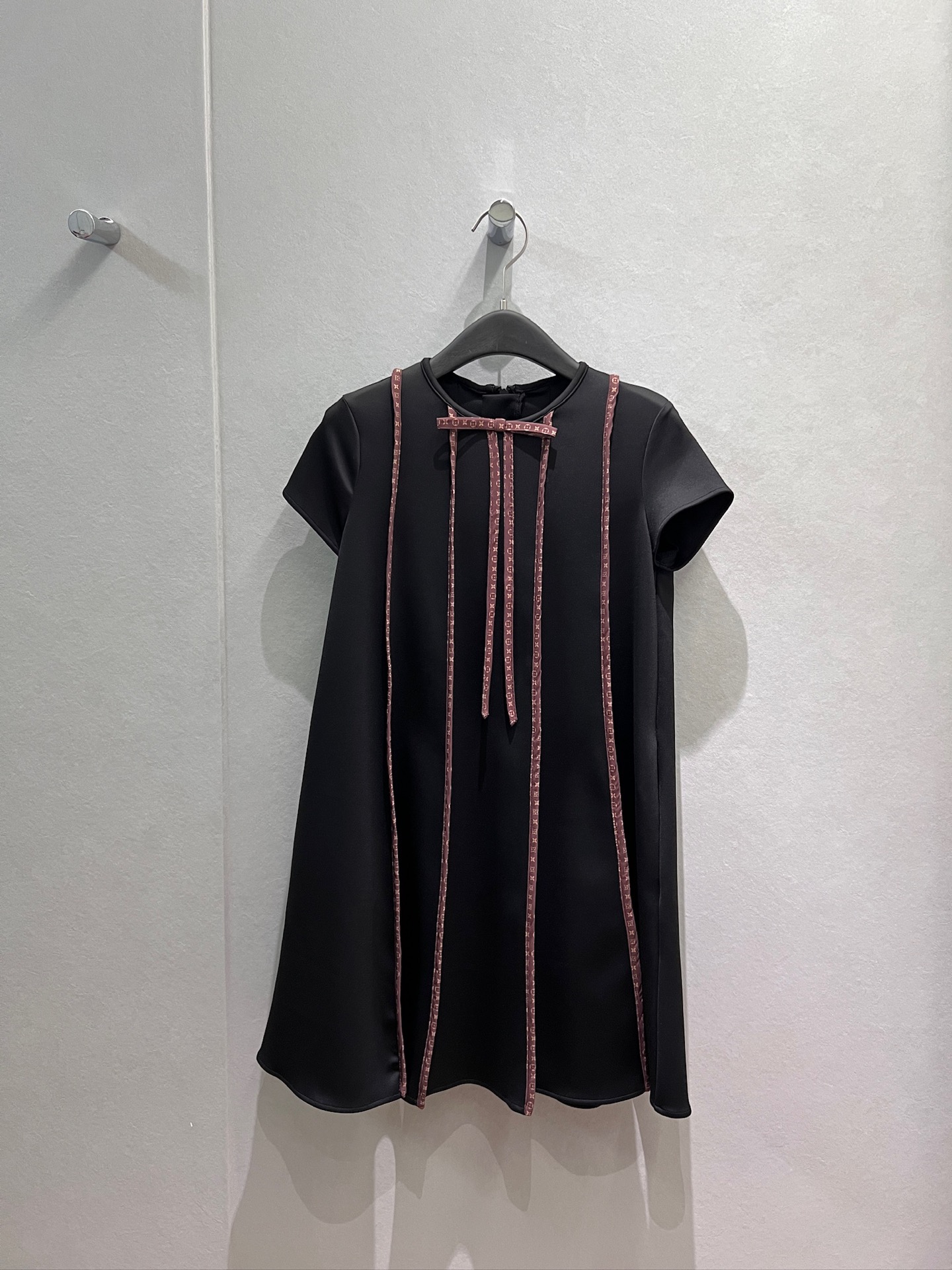 NO:931732,New contrast color splicing, old flower hemming stripe decoration, bow A-line short-sleeved baby dress, pockets on both sides of the dress, loose and casual, black and white essential for age reduction, S-XL,,skirts,T-shirt,19860909新款撞色拼接老花包边条纹装饰 蝴蝶结A字短袖娃娃裙 连衣裙两侧有口袋 宽松休闲 减龄必备黑色白色 S-XL,,skirts,T-shirt,,Women's clothing